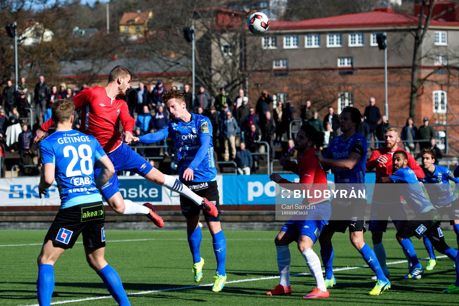 Örgrytes Johan Hammar nickar bollen