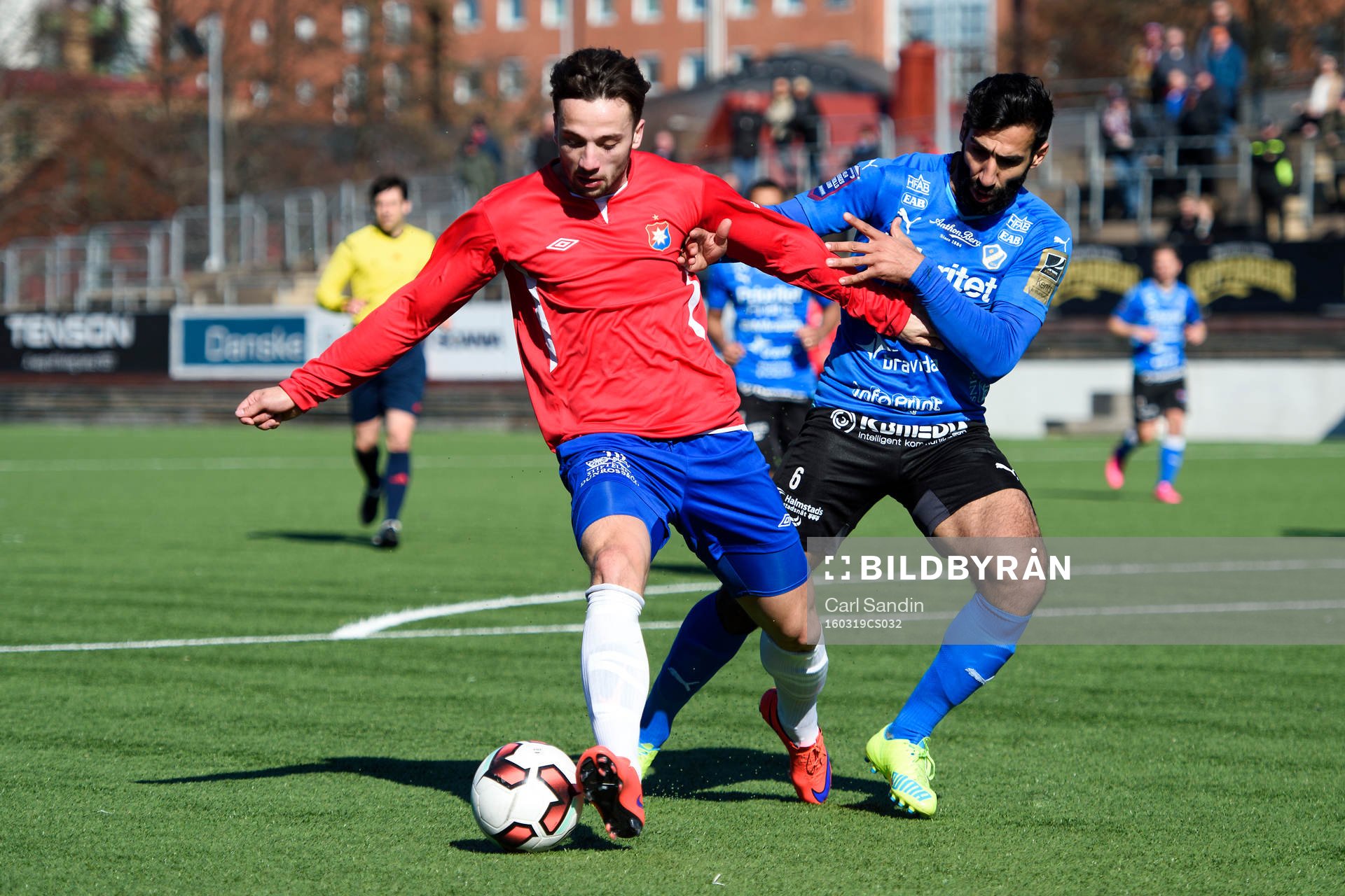 Örgrytes Dardan Mustafa i närkamp med Halmstads Mohammed Ali Khan under en träningsmatch i fotboll mellan Örgryte och Halmstad den 19 mars 2016 i Göteborg.