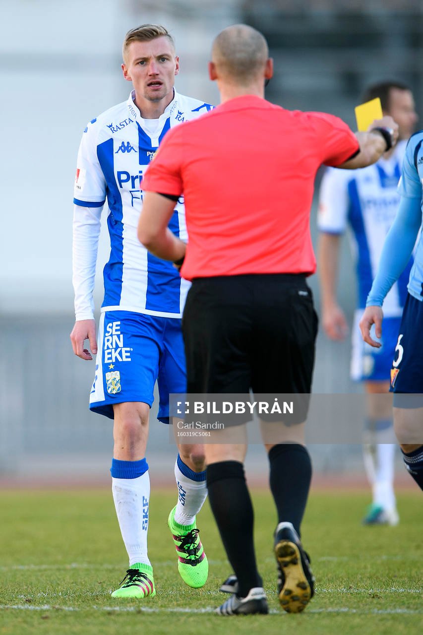 IFK Göteborgs Sebastian Eriksson reagerar mot domare Adnan