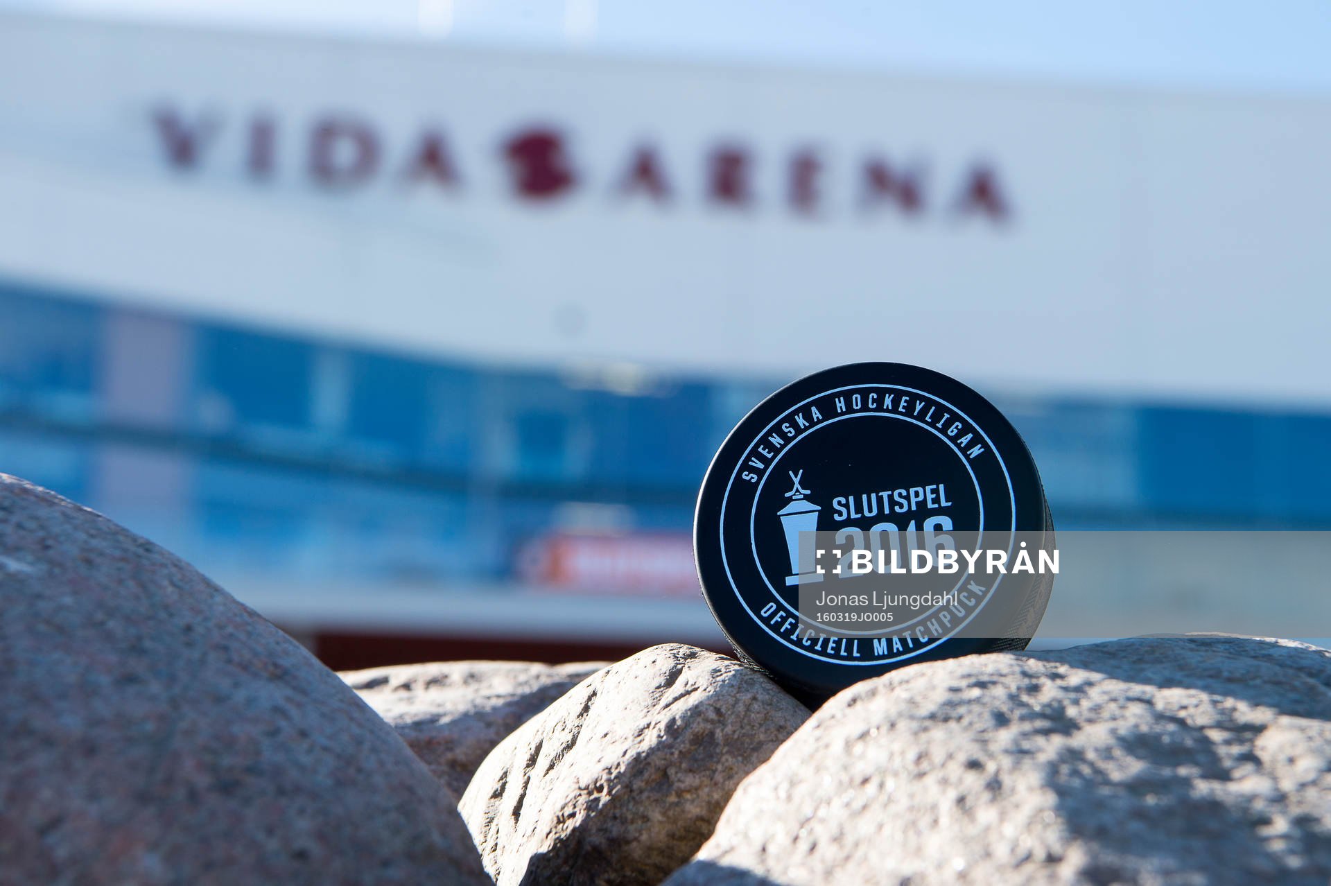 Matchpuck med slutspelslogo utanför Vida arena