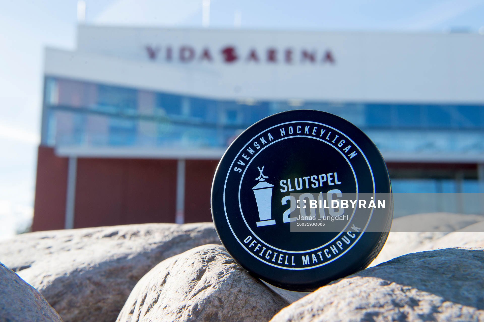 Matchpuck med slutspelslogo utanför Vida arena