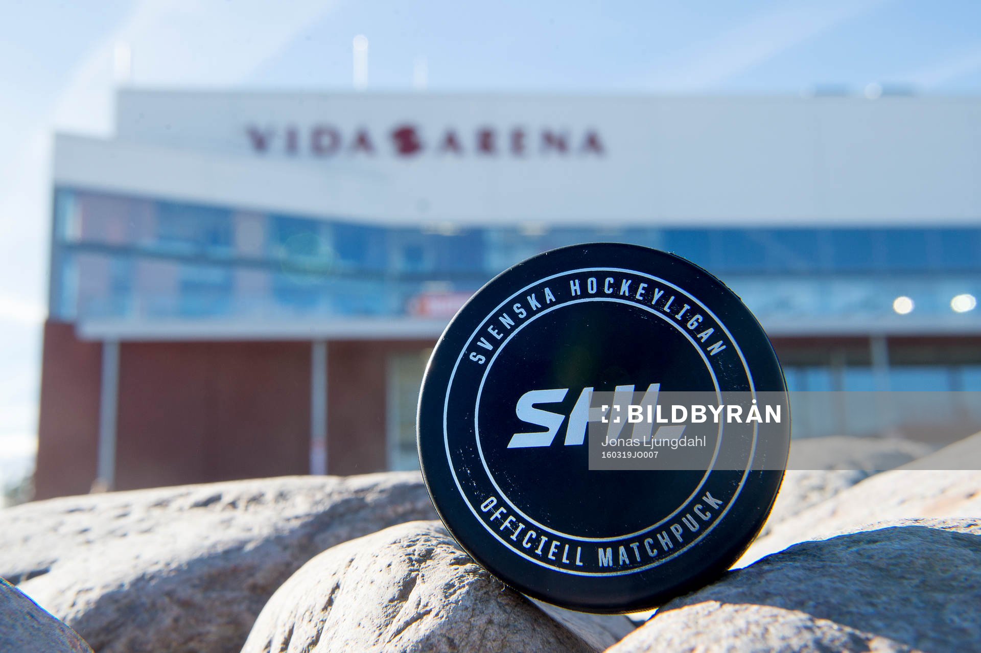 Matchpuck med SHL-logo utanför Vida arena