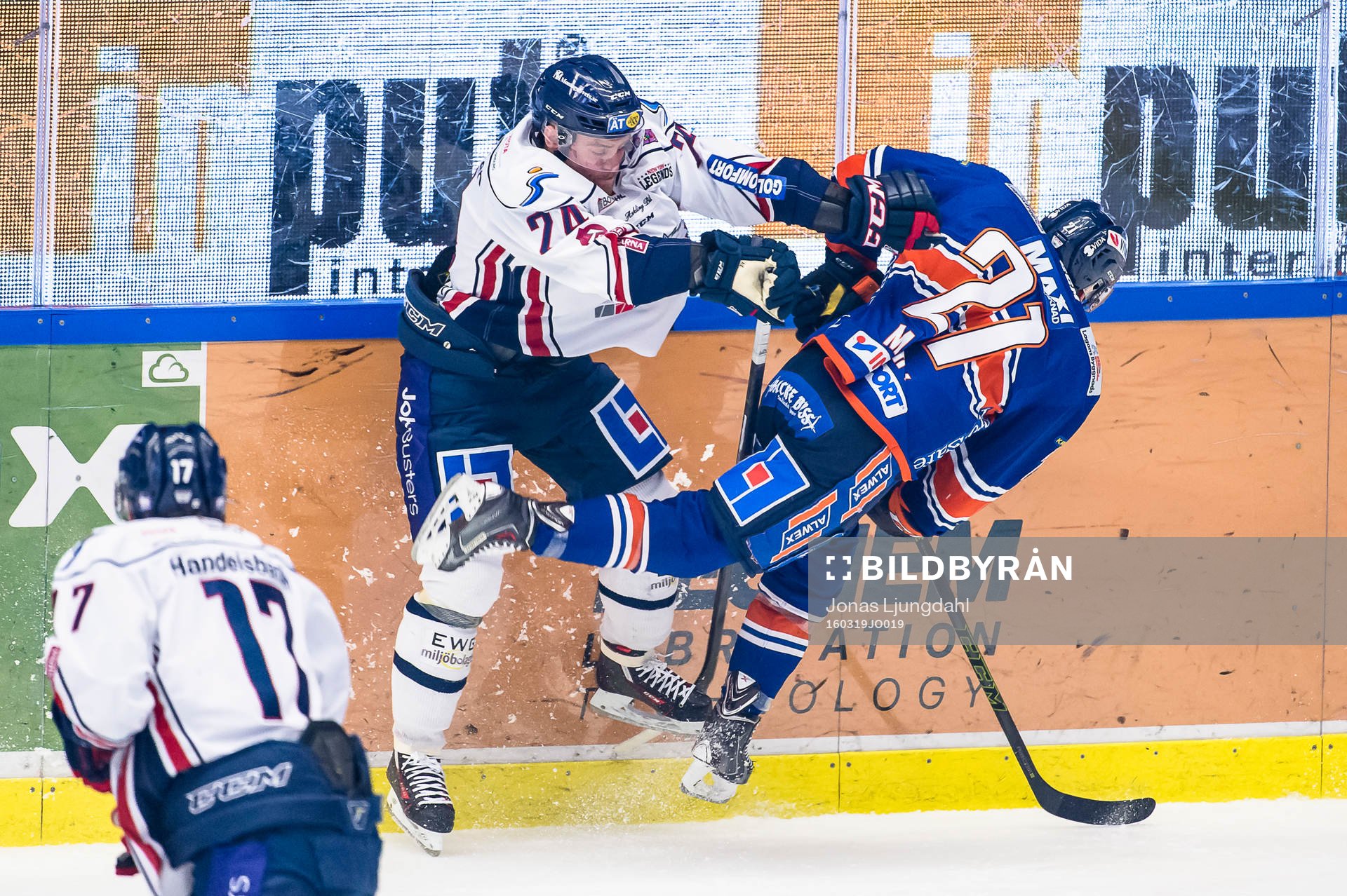 Linköpings Fredric Andersson tacklar Växjös Cory Murphy