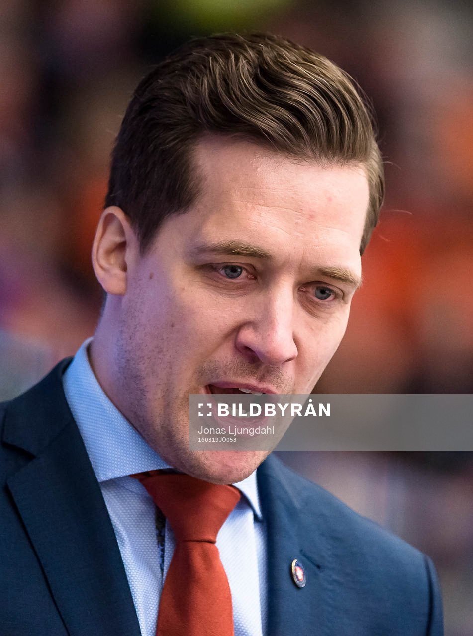 Växjös tränare Sam Hallam skriker