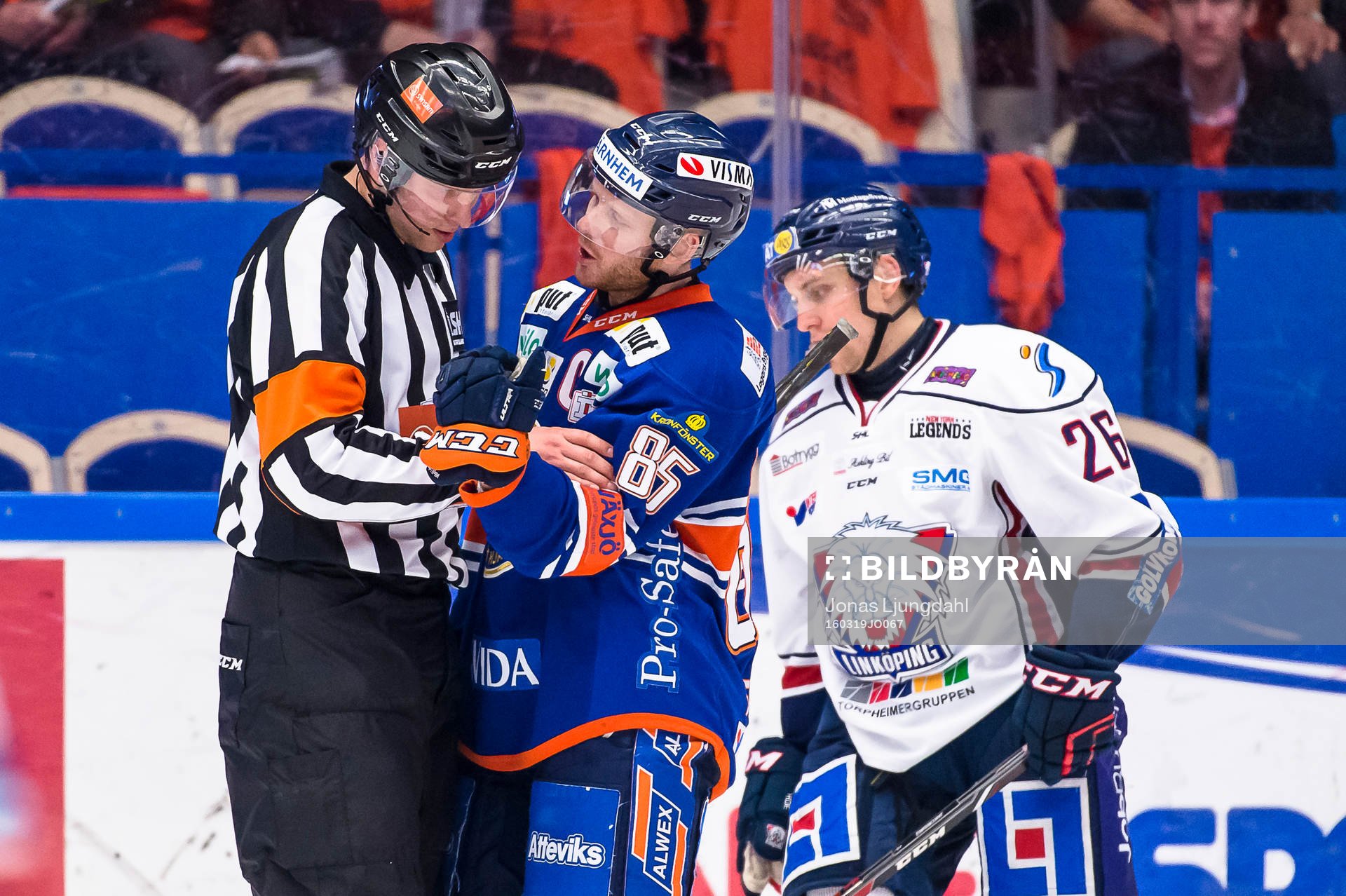 Växjös Liam Reddox pratar med Domare Aleksi Rantala