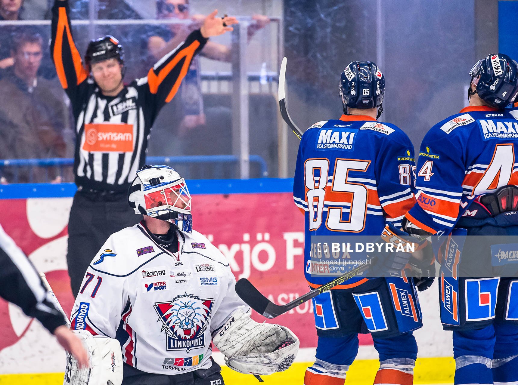 Växjös Niclas Lundgren (th) blir utvisad av domare Aleksi