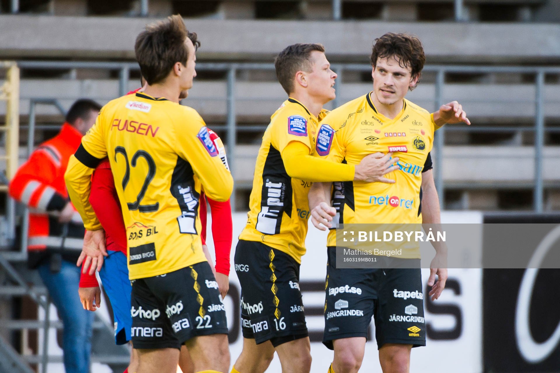 Elfsborgs Viktor Prodell och Viktor Claesson jublar med målskytt till 1-0 Jörgen Horn under en träningsmatch i fotboll mellan Elfsborg och Helsingborg den 19 mars 2016 i Borås.