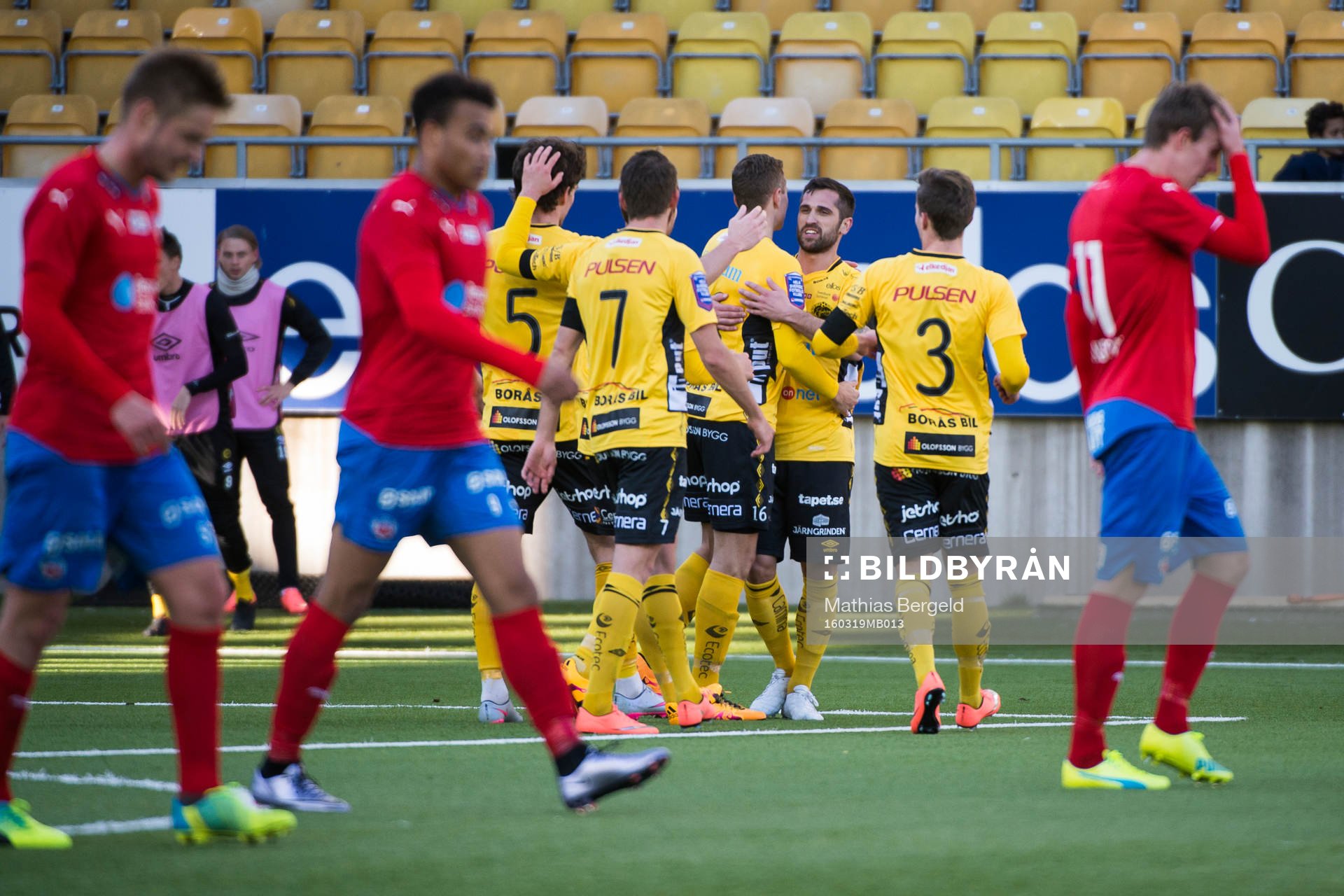 Elfsborgs målskytt Jörgen Horn jublar med Marcus Rohdén, Viktor Claesson, Emir Bajrami och Adam Lundqvist efter 1-0 målet under en träningsmatch i fotboll mellan Elfsborg och Helsingborg den 19 mars 2016 i Borås.