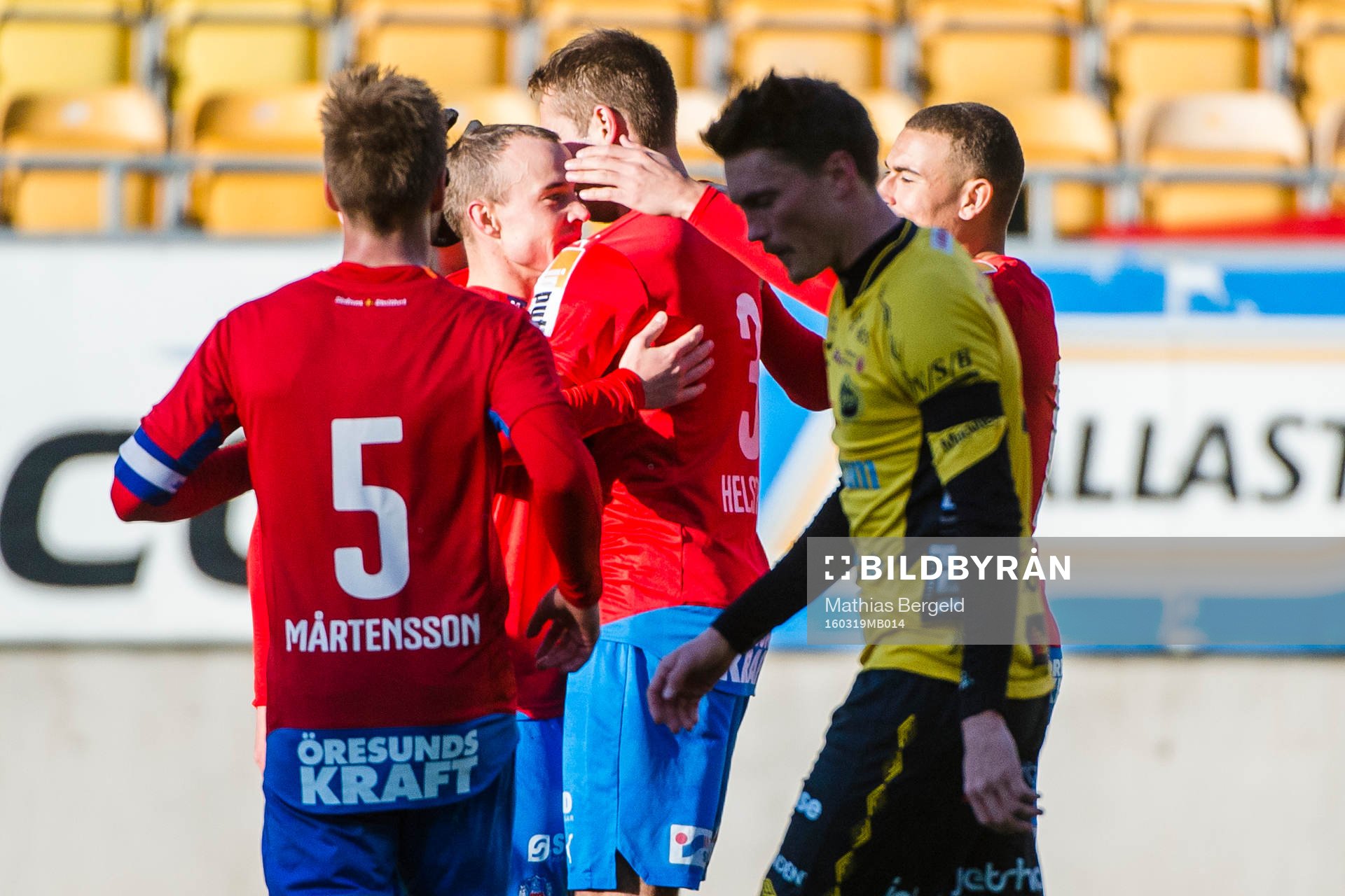 Målskytt Helsingborgs Calle Wede jublar med Johan