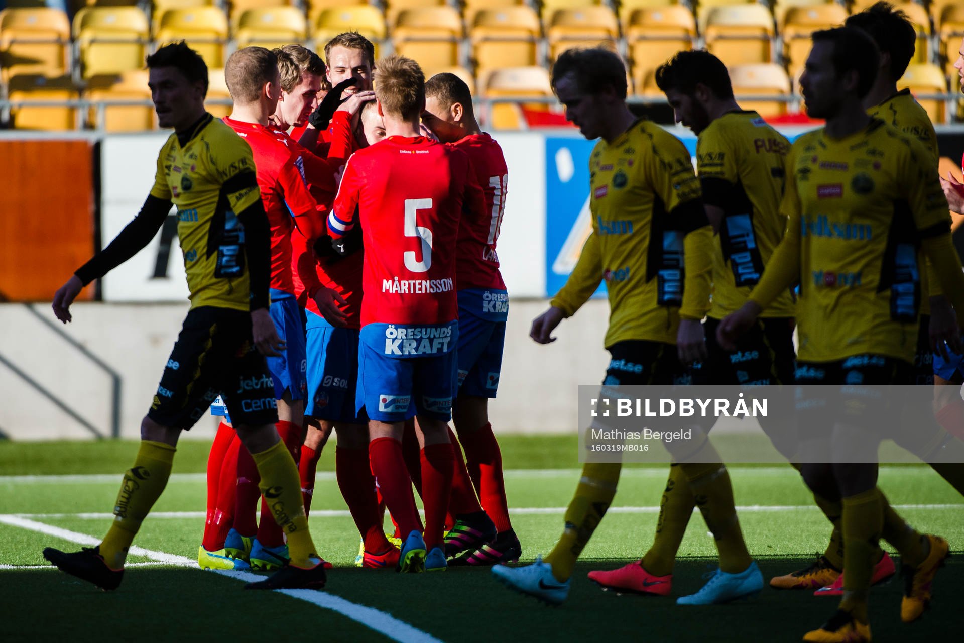 Helsingborgs spelare jublar med målskytt till 1-1 Calle