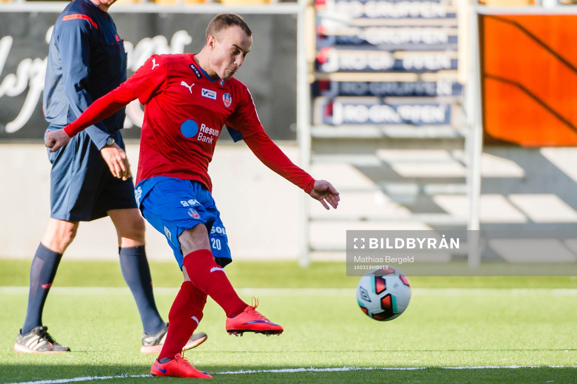 Helsingborgs Calle Wede skjuter frisparken som betyder 1-1