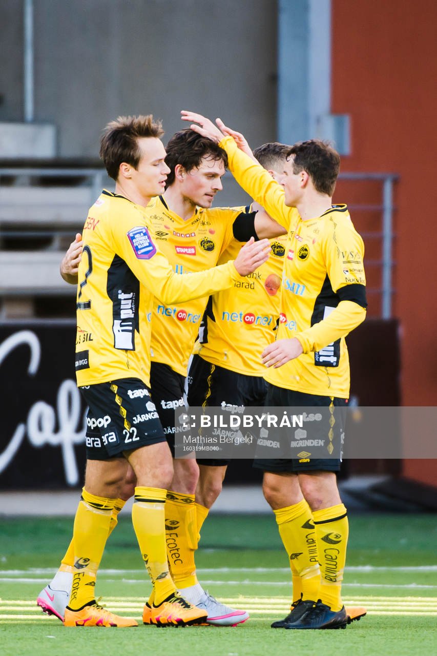 Elfsborgs målskytt till 1-0 Jörgen Horn jublar med Viktor