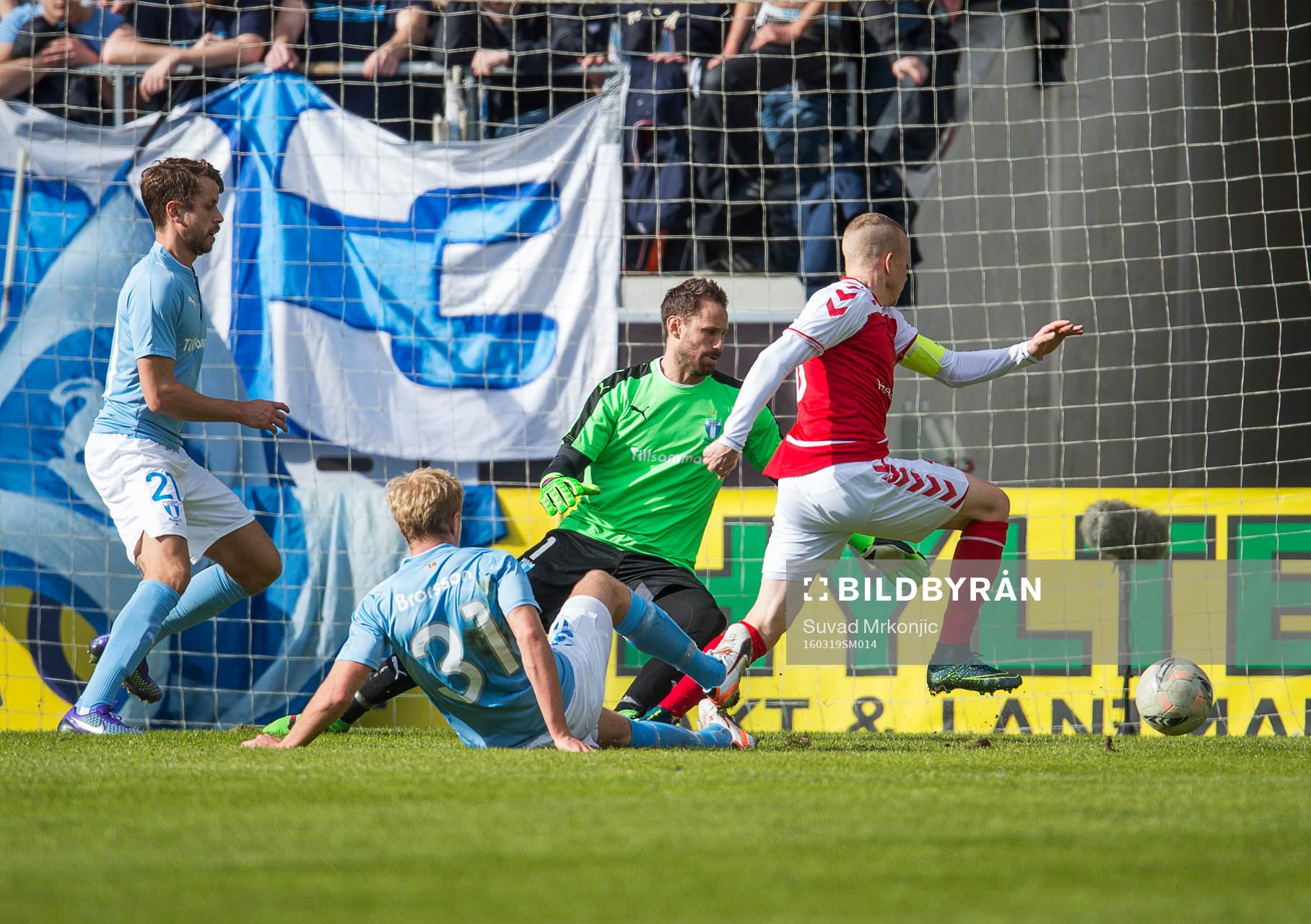 Malmö FFs målvakt Johan Wiland,  Malmö FFs Kári