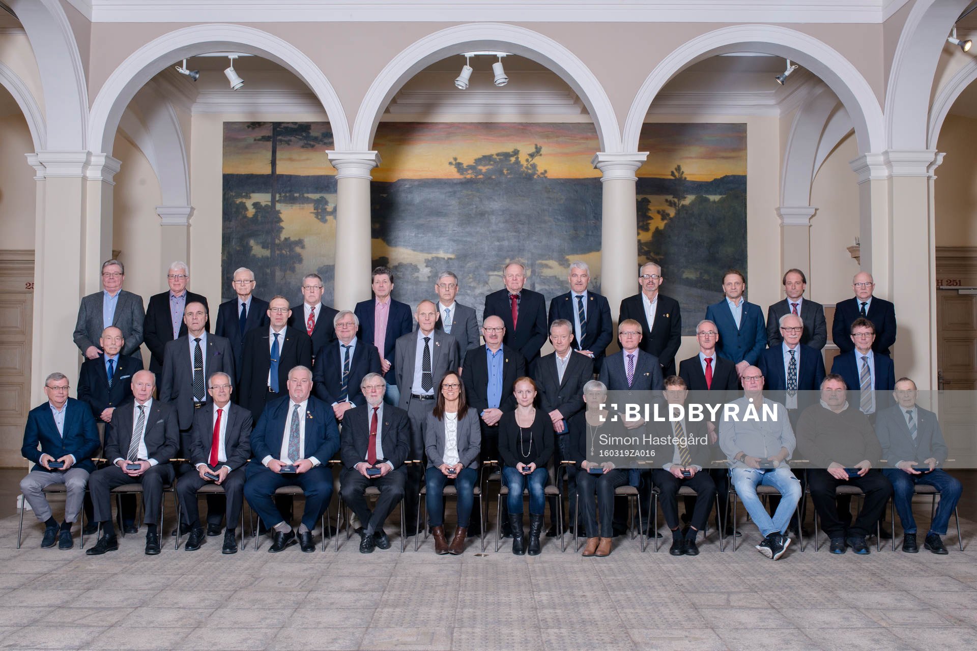 Personer som fått medaljer får sina insatser för svensk fotboll poserar för en gruppbild under Svenska Fotbollförbundets årsmöte den 19 mars 2016 i Stockholm.