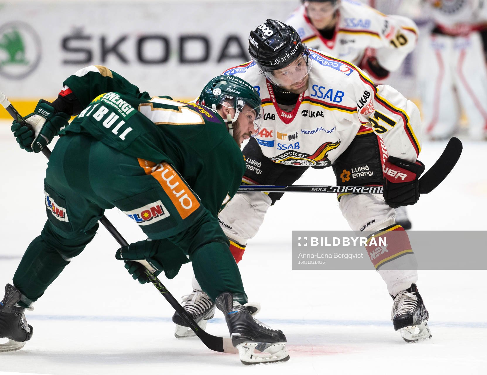 Färjestads Travis Turnbull och Jonathan Granström tekar