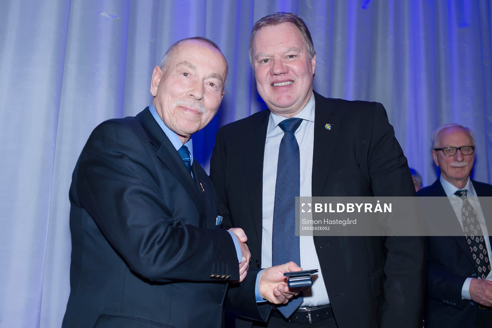 Bengt Larsson tar emot en medalj för sina insatser för svensk fotboll av ordförande Karl-Erik Nilsson under Svenska Fotbollförbundets årsmöte den 19 mars 2016 i Stockholm.