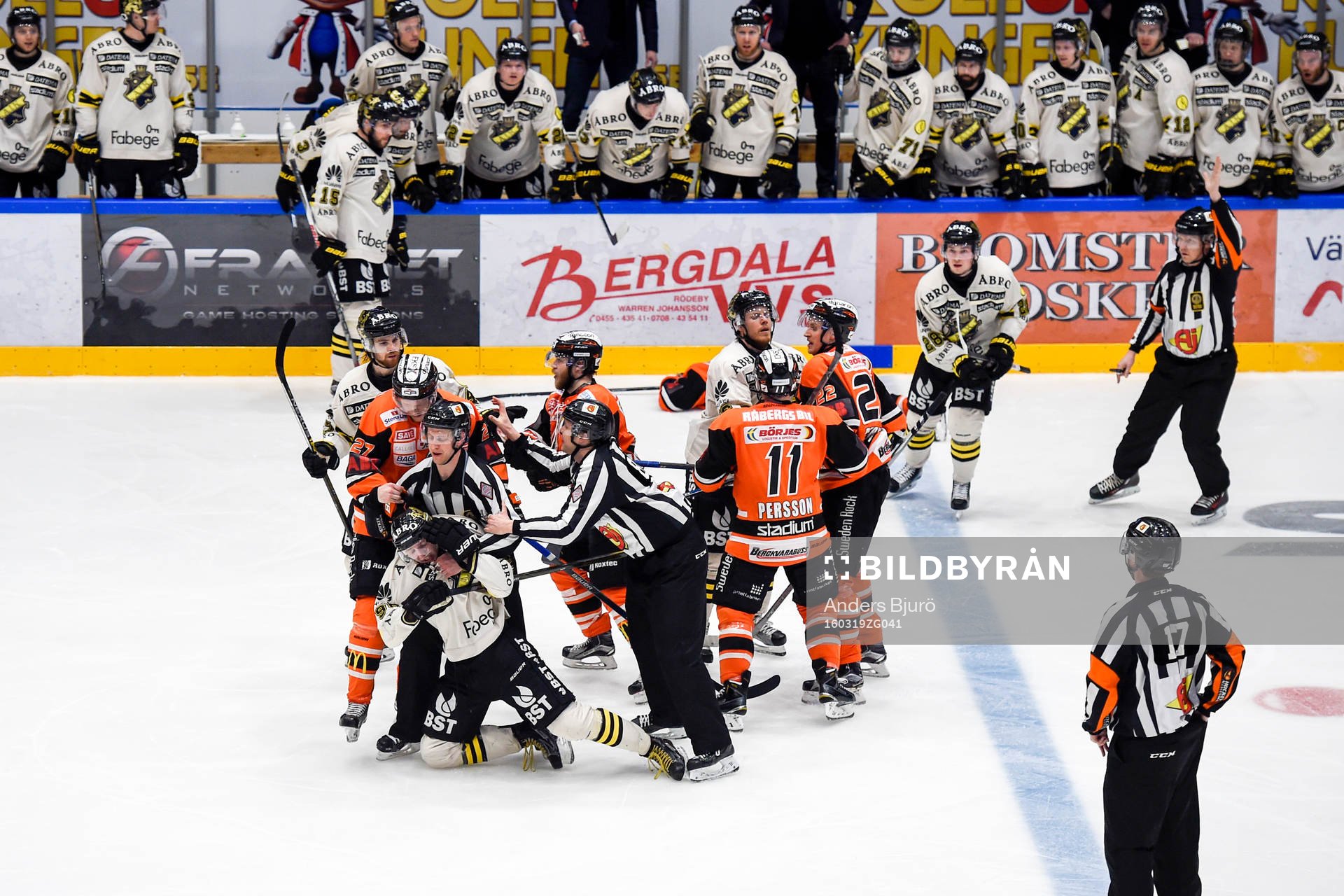 s Robin Kovacs tacklat Karlskronas Joel Kellman i huvudet