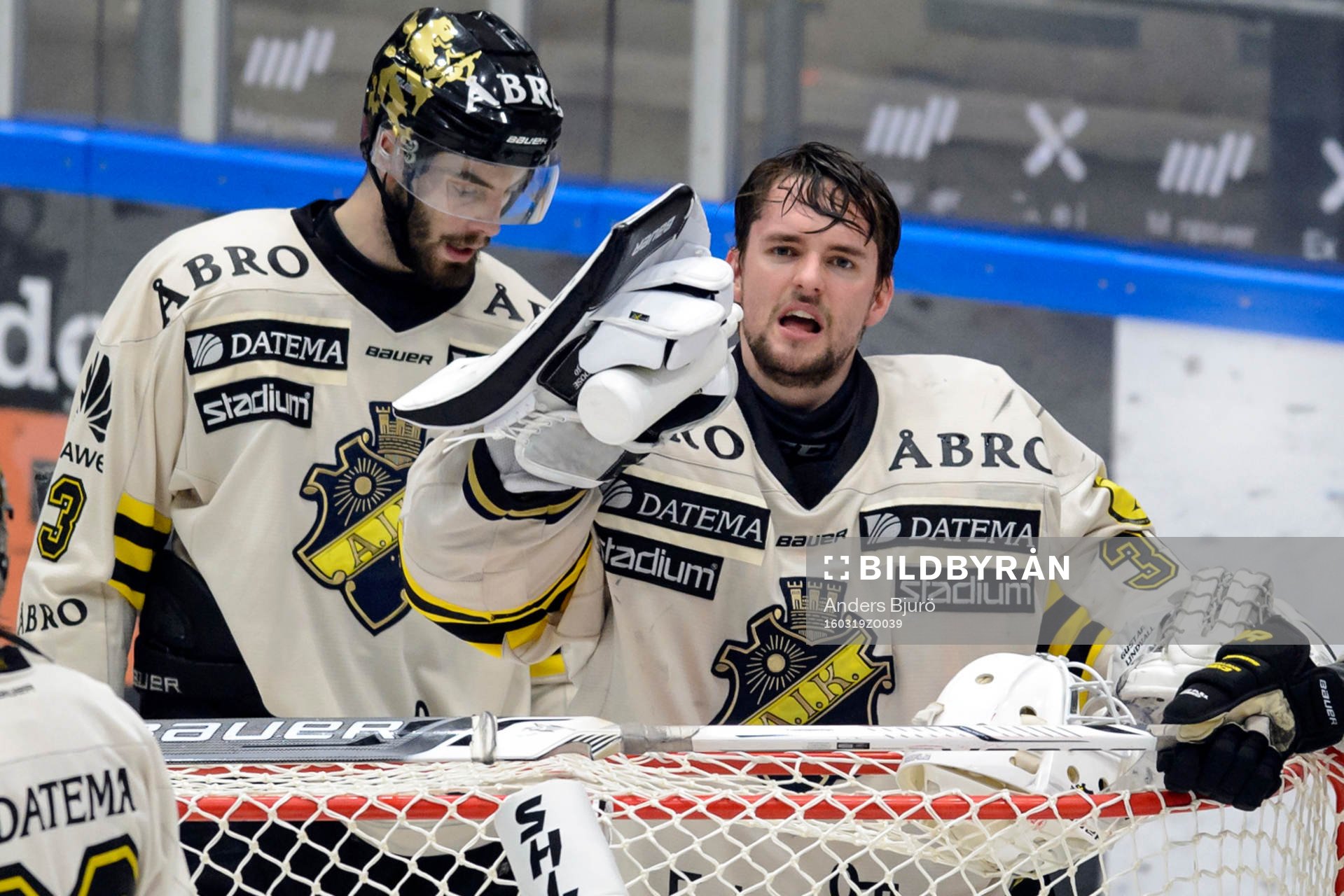 s målvakt Gustaf Lindvall blir överkörd av Karlskronas