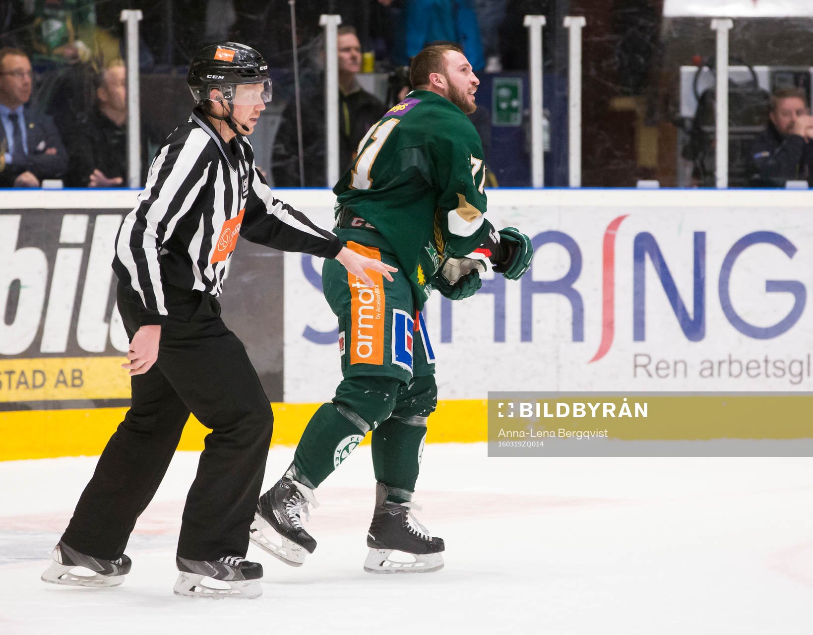 Färjestads Travis Turnbull på väg till utvisningsbåset