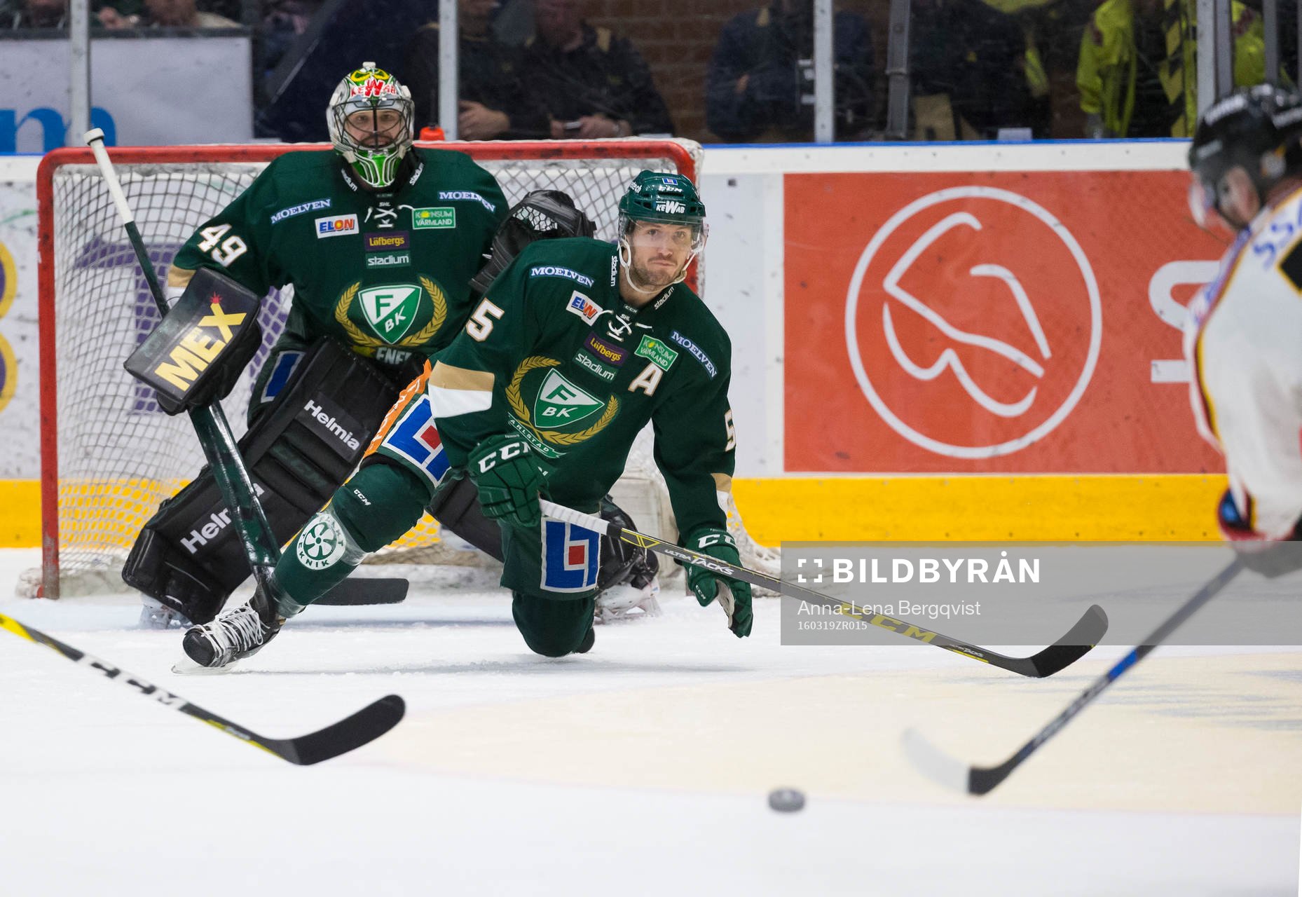 Färjestads Ole-Kristian Tollefsen täcker sött framför