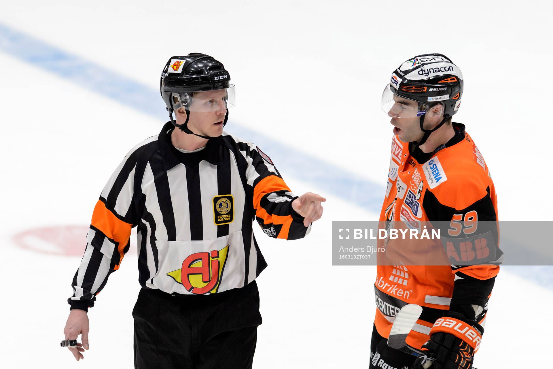 Domare Daniel Winge pratar med Karlskronas Julien