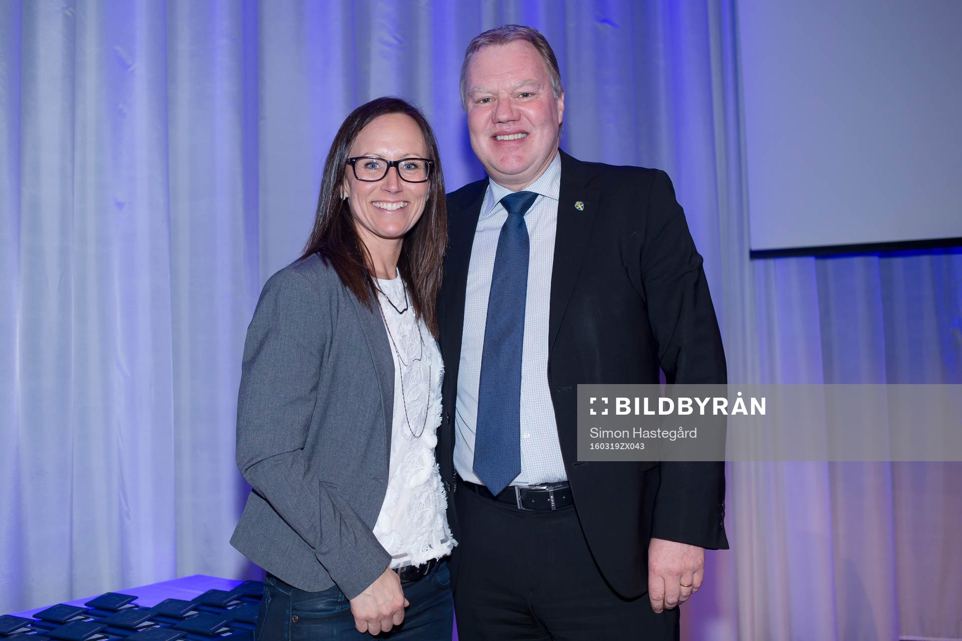Pernilla Larsson tar emot en medalj för sina insatser för