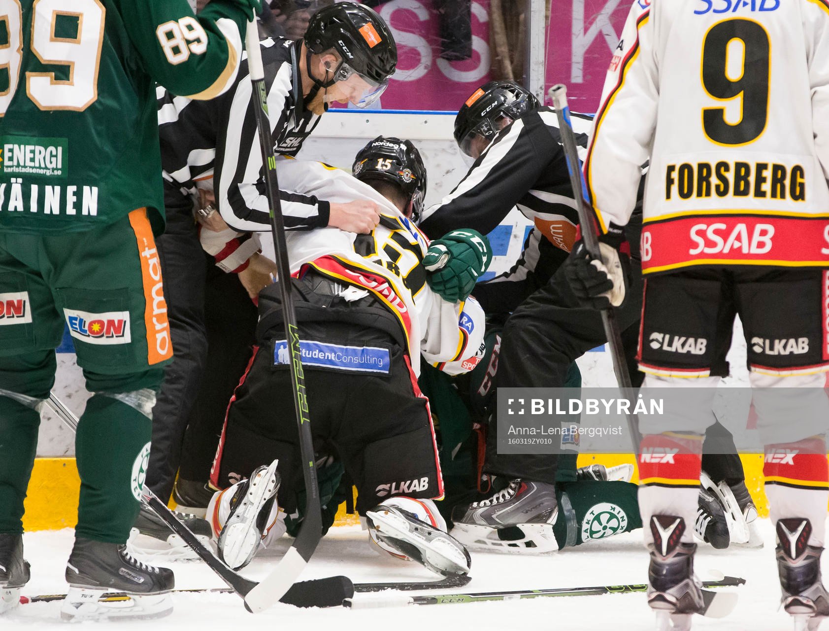 Färjestads Travis Turnbull i en fight med Luleås