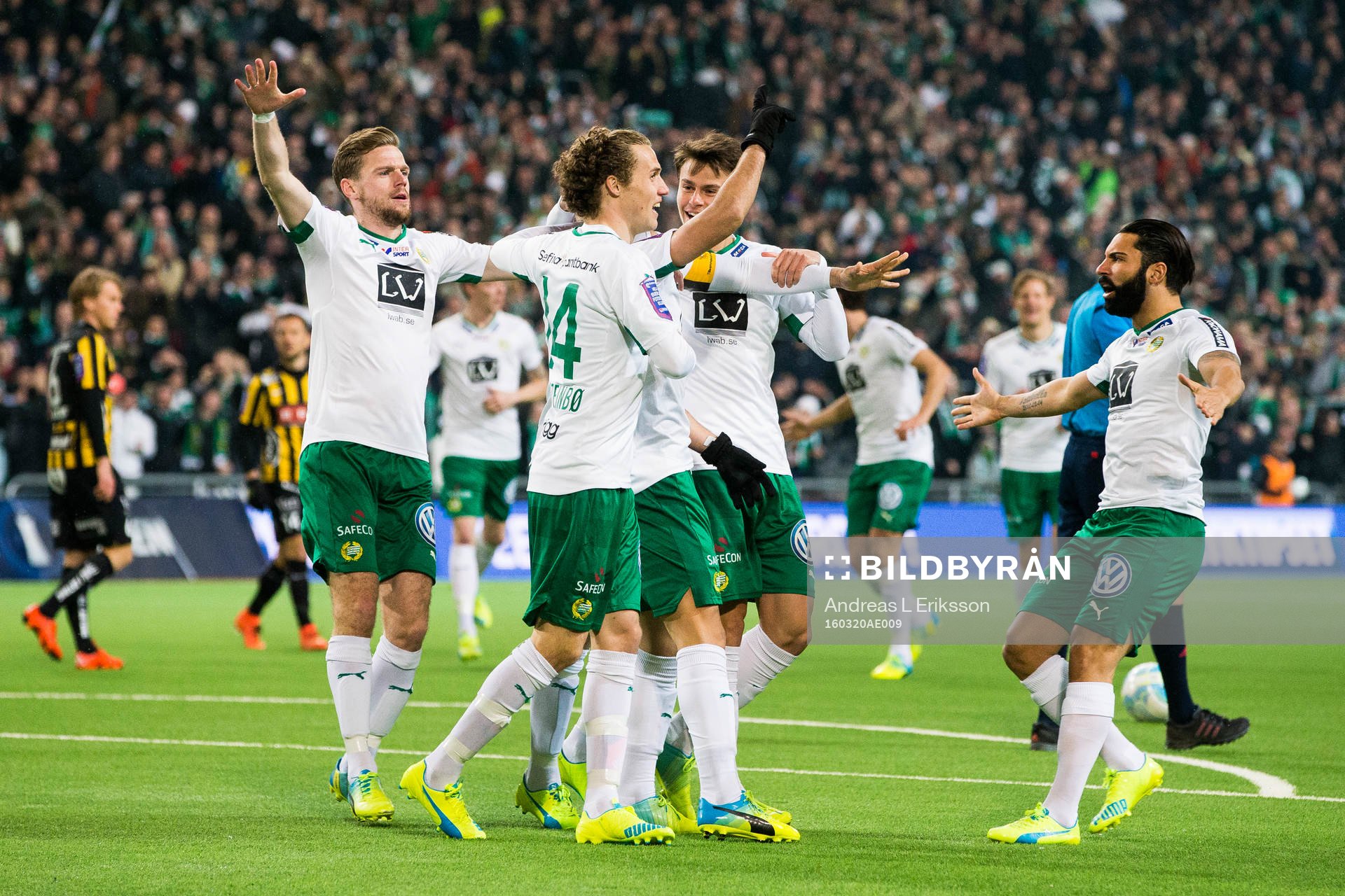 Hammarbys Arnor Smarason, Fredrik Torsteinbö, Arnor Smarason och Stefan Batan jublar efter att Hammarbys Alexssander Medeiros de Azeredo (ej i bild) gjort 1-0 under semifinalen i Svenska Cupen i fotboll mellan Hammarby och Häcken den 20 mars 2016 i Stockholm.