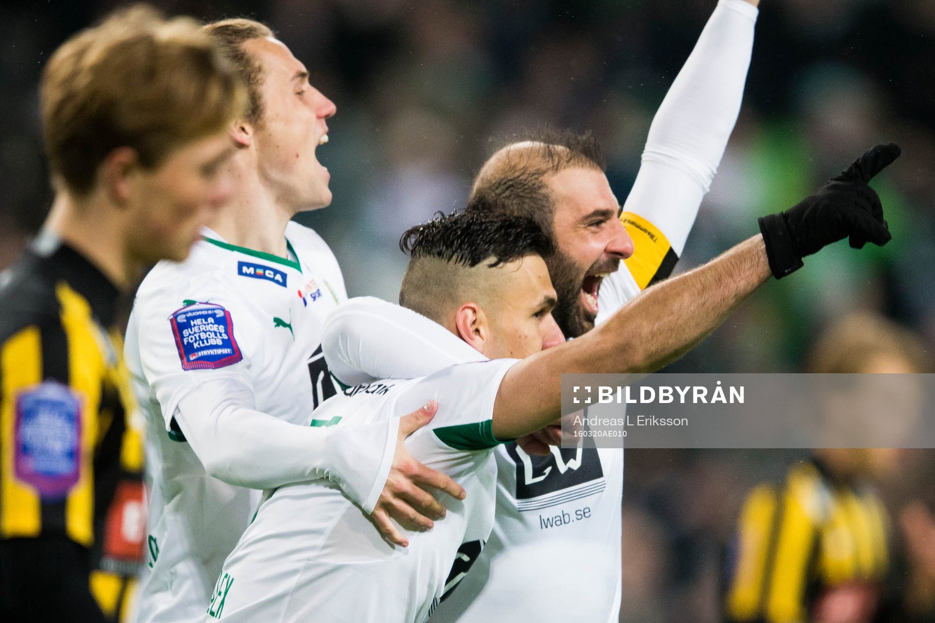 Hammarbys Fredrik Torsteinbö och Kennedy Bakircioglu jublar med Hammarbys Alexssander Medeiros de Azeredo (m) som gjort 1-0 för Hammarby under semifinalen i Svenska Cupen i fotboll mellan Hammarby och Häcken den 20 mars 2016 i Stockholm.