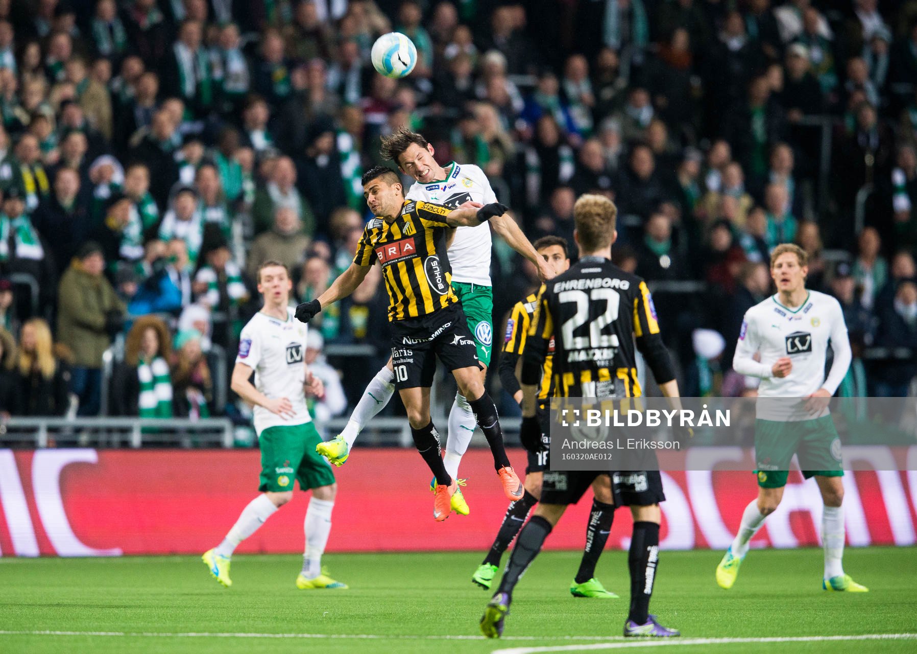 Häckens Paulo de Oliveira i en nickduell med Hammarbys