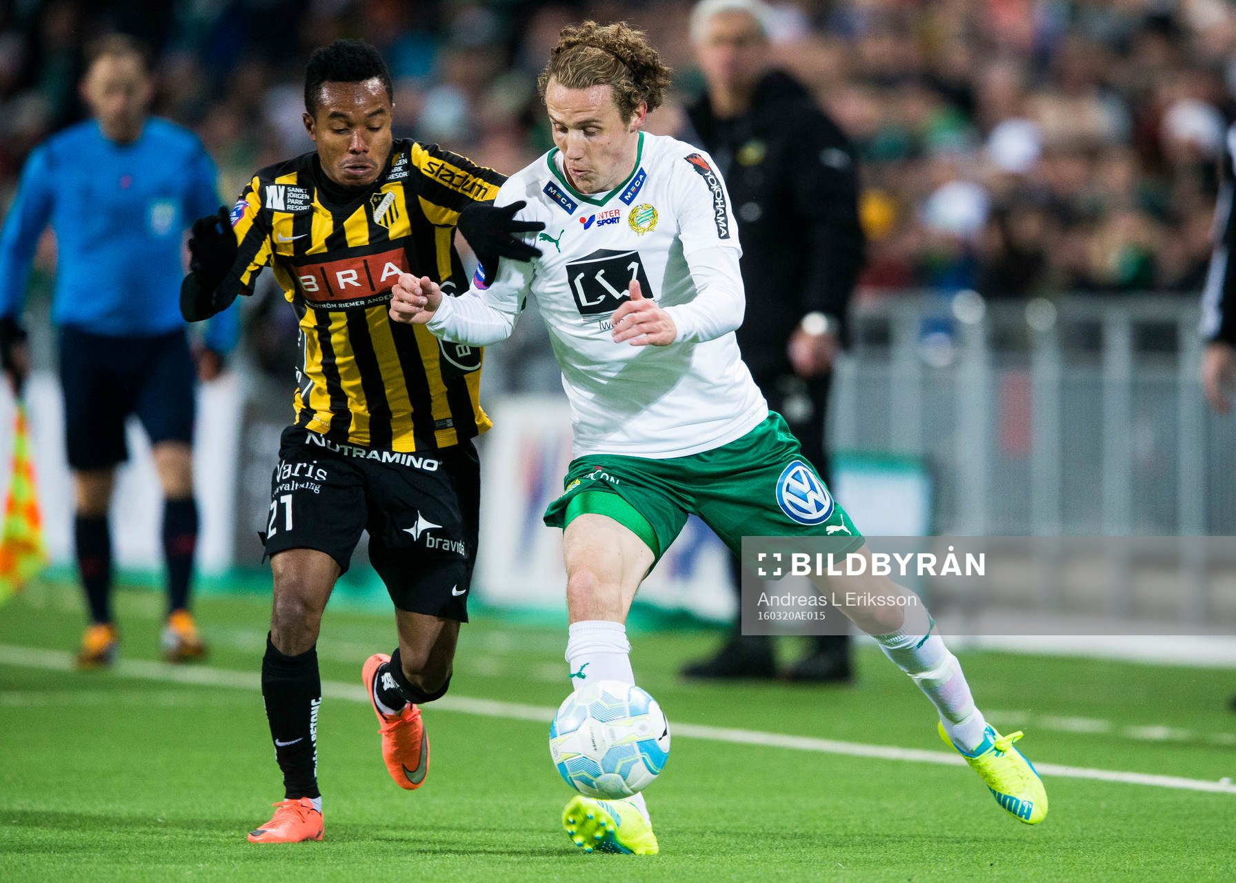 Häckens Nasiru Mohammed i kamp om bollen med Hammarbys Fredrik Torsteinbö under semifinalen i Svenska Cupen i fotboll mellan Hammarby och Häcken den 20 mars 2016 i Stockholm. 