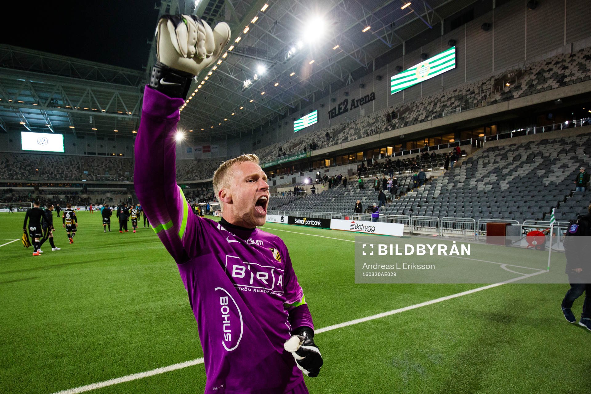 Häckens målvakt Peter Abrahamsson jublar