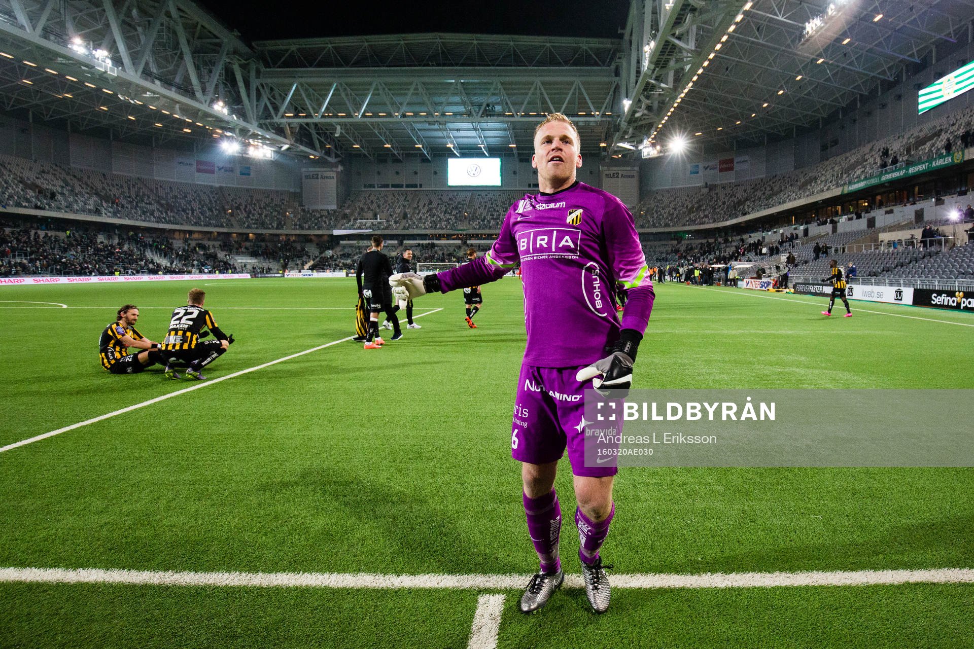 Häckens målvakt Peter Abrahamsson jublar