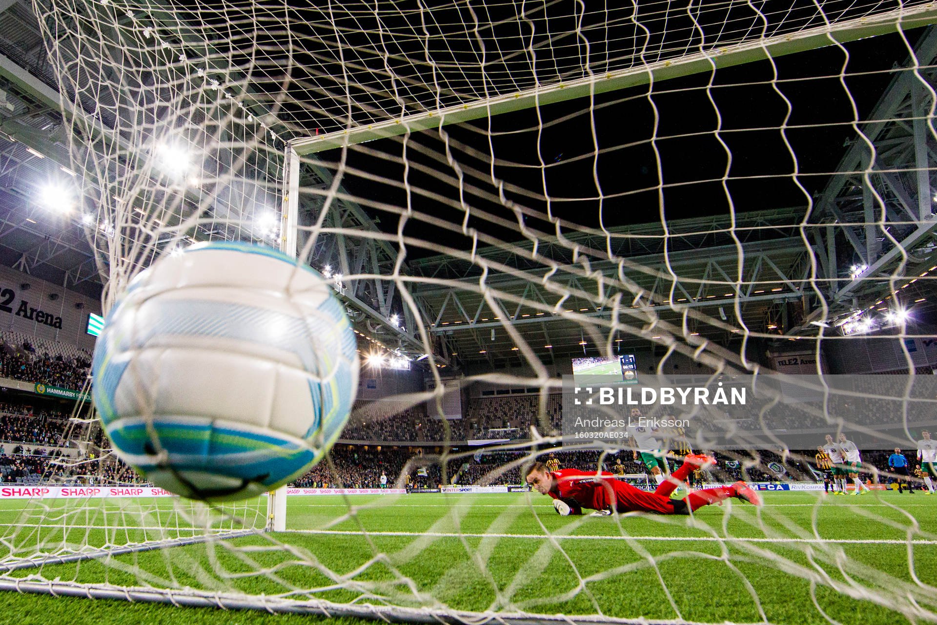 Hammarbys målvakt Ögmundur Kristinsson ser hur bollen