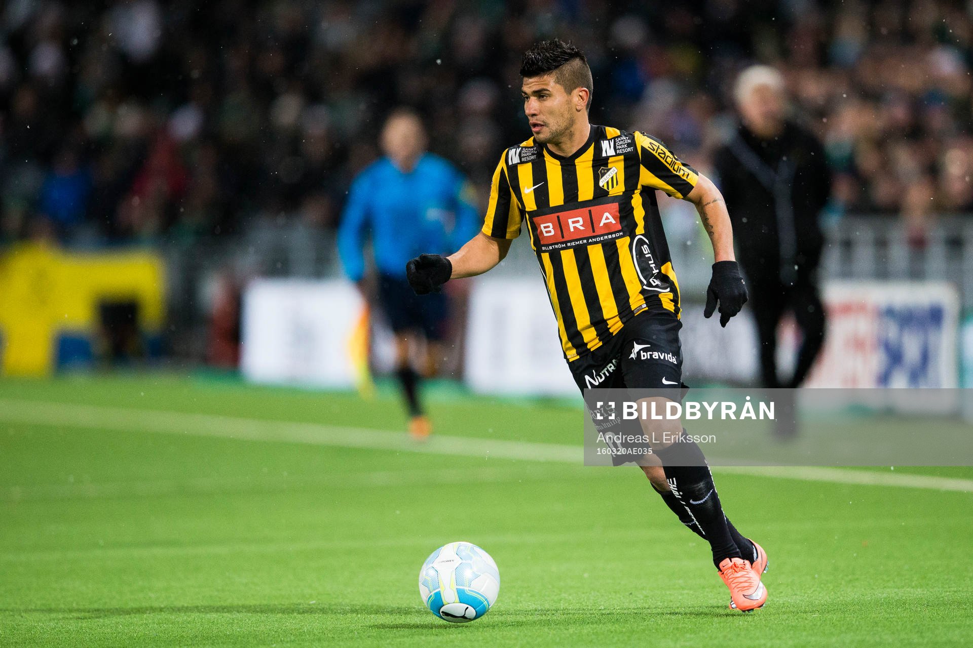 Häckens Paulo de Oliveira med bollen
