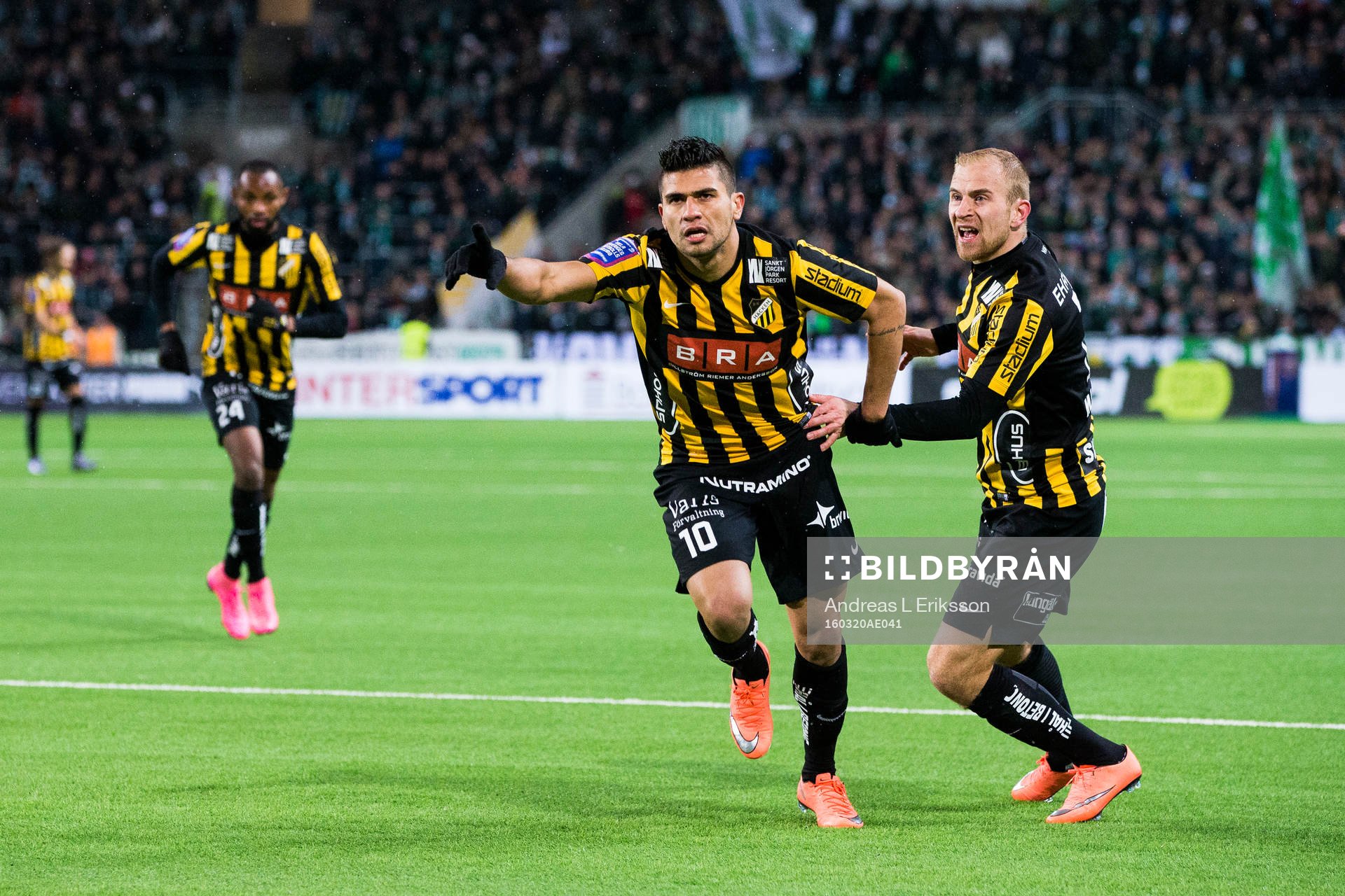 Häckens Paulo de Oliveira jublar med Kari Arkivuo etfer