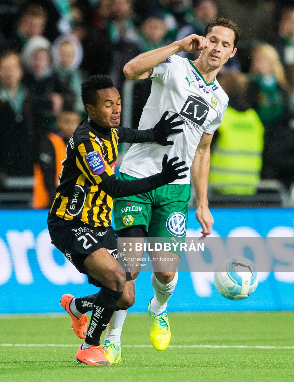 Häckens Nasiru Mohammed i kamp om bollen med Hammarbys