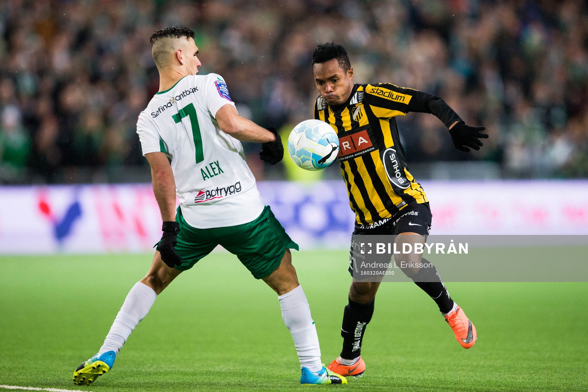 Hammarbys Alexssander Medeiros de Azeredo i kamp om bollen
