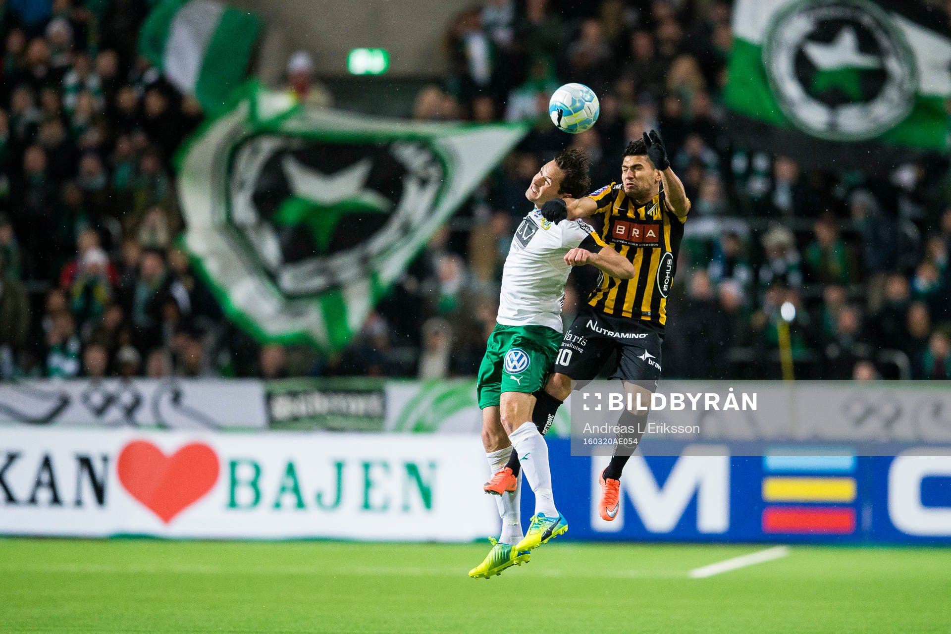 Hammarbys Philip Haglund i en nickduell med Häckens Paulo