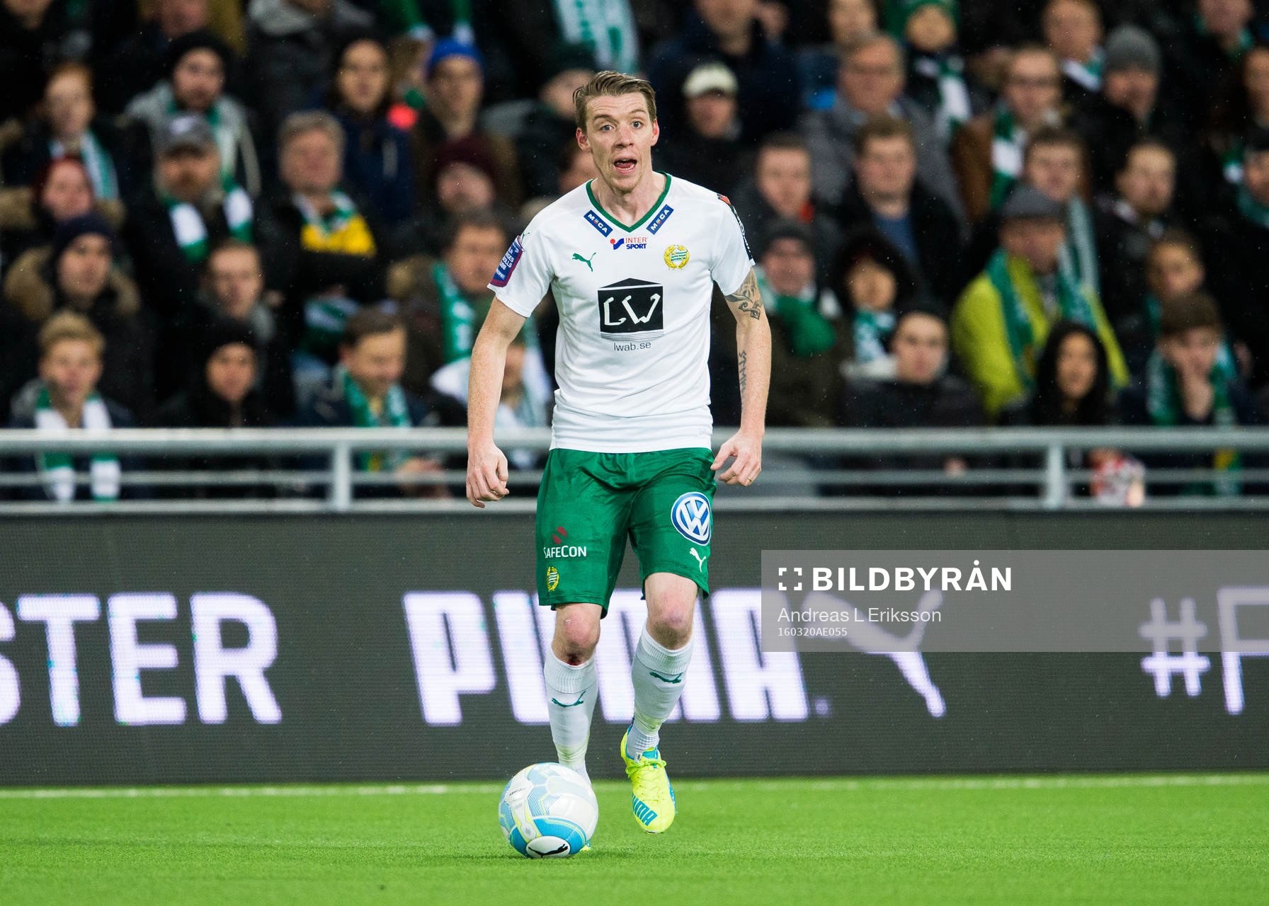 Hammarbys Birkir Már Saevarsson med bollen