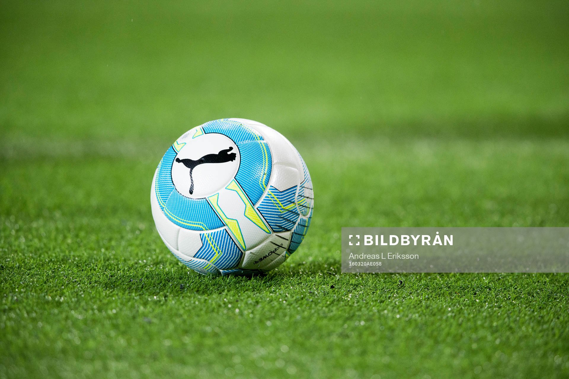 En fotboll ligger på konstgräset