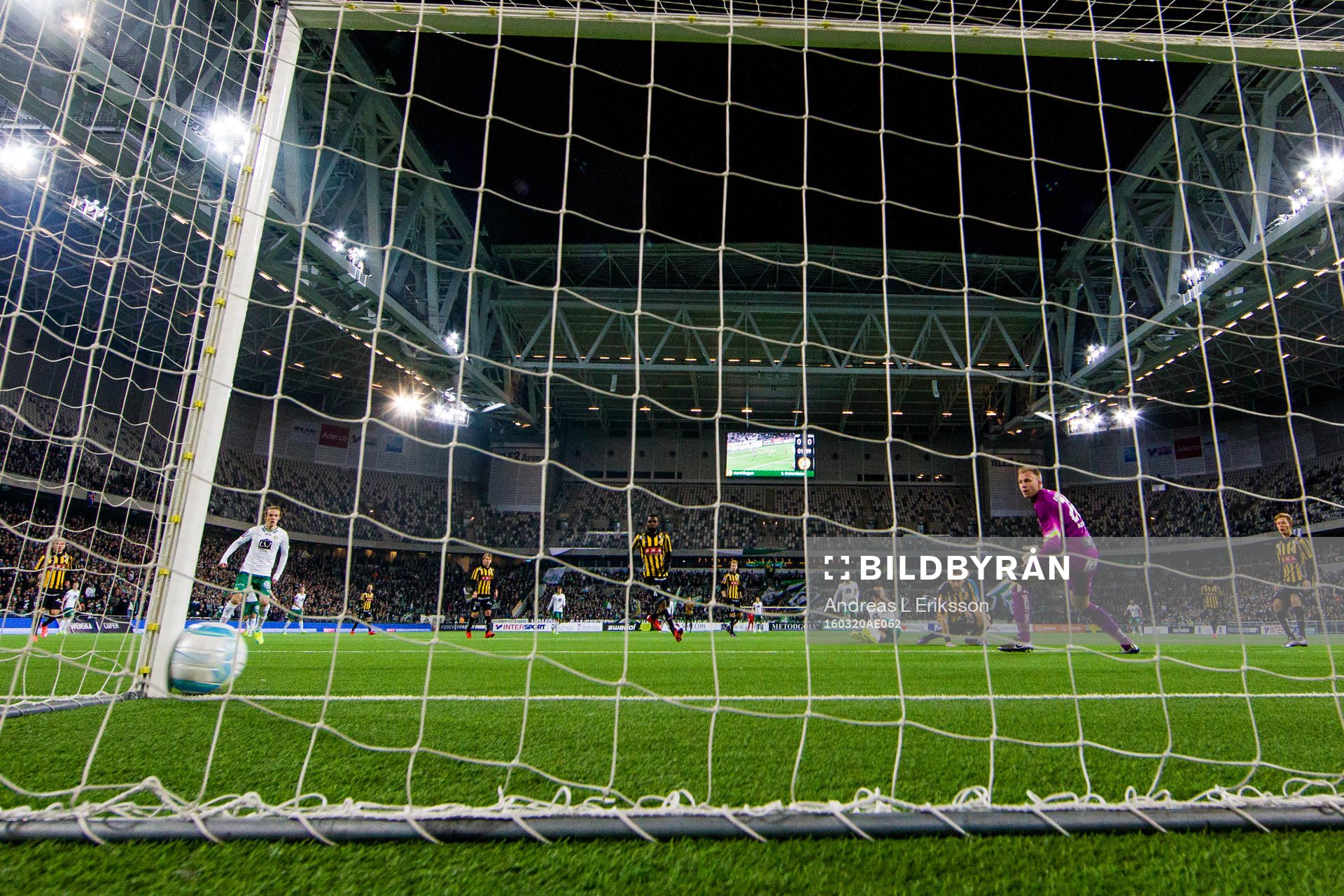 Häckens målvakt Peter Abrahamsson ser hur skottet från Hammarbys Alexssander Medeiros de Azeredo (ej i bild) tar i stolpen innan den går in i mål under semifinalen i Svenska Cupen i fotboll mellan Hammarby och Häcken den 20 mars 2016 i Stockholm.