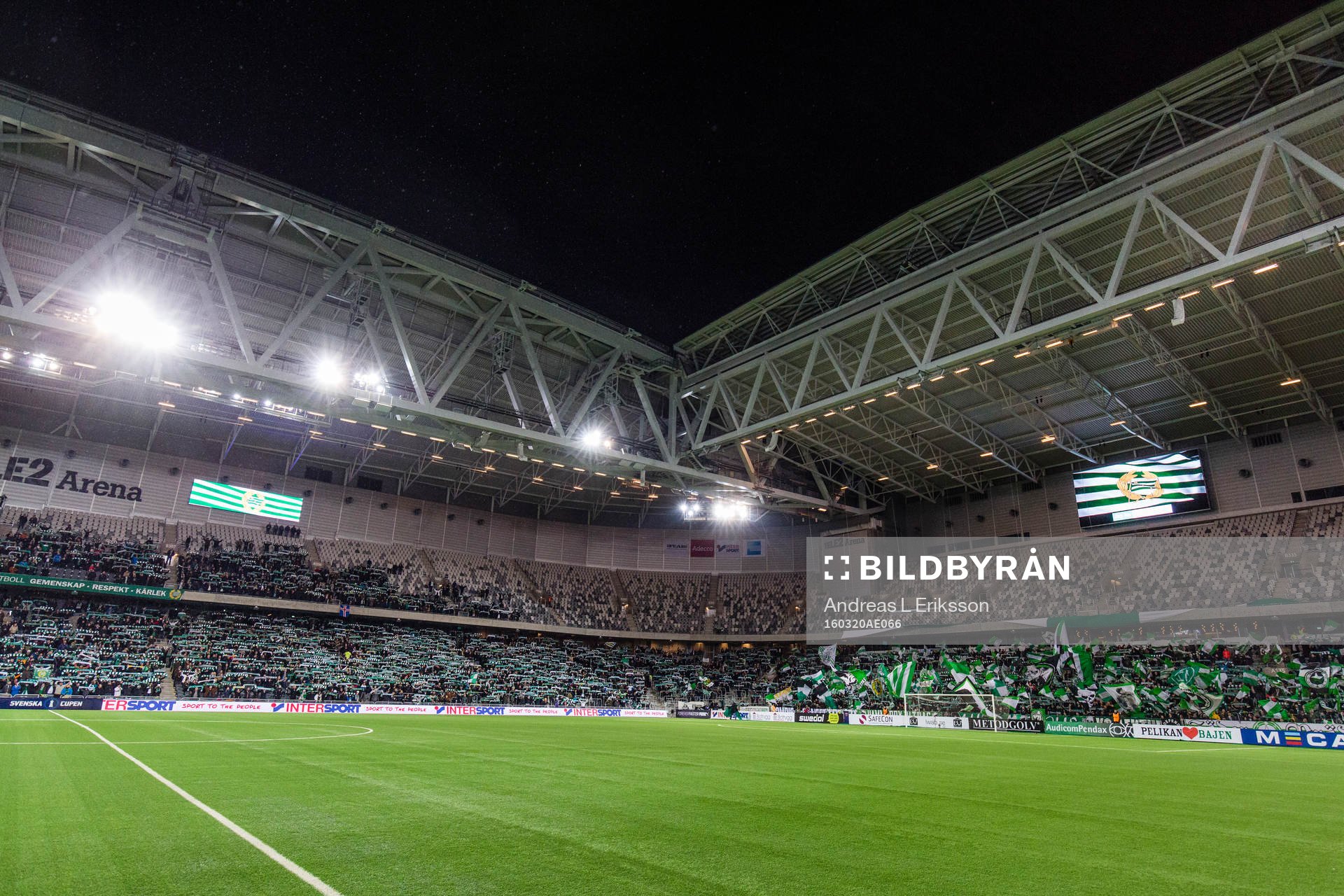 Hammarbys supportrar med ett TIFO innan semifinalen i
