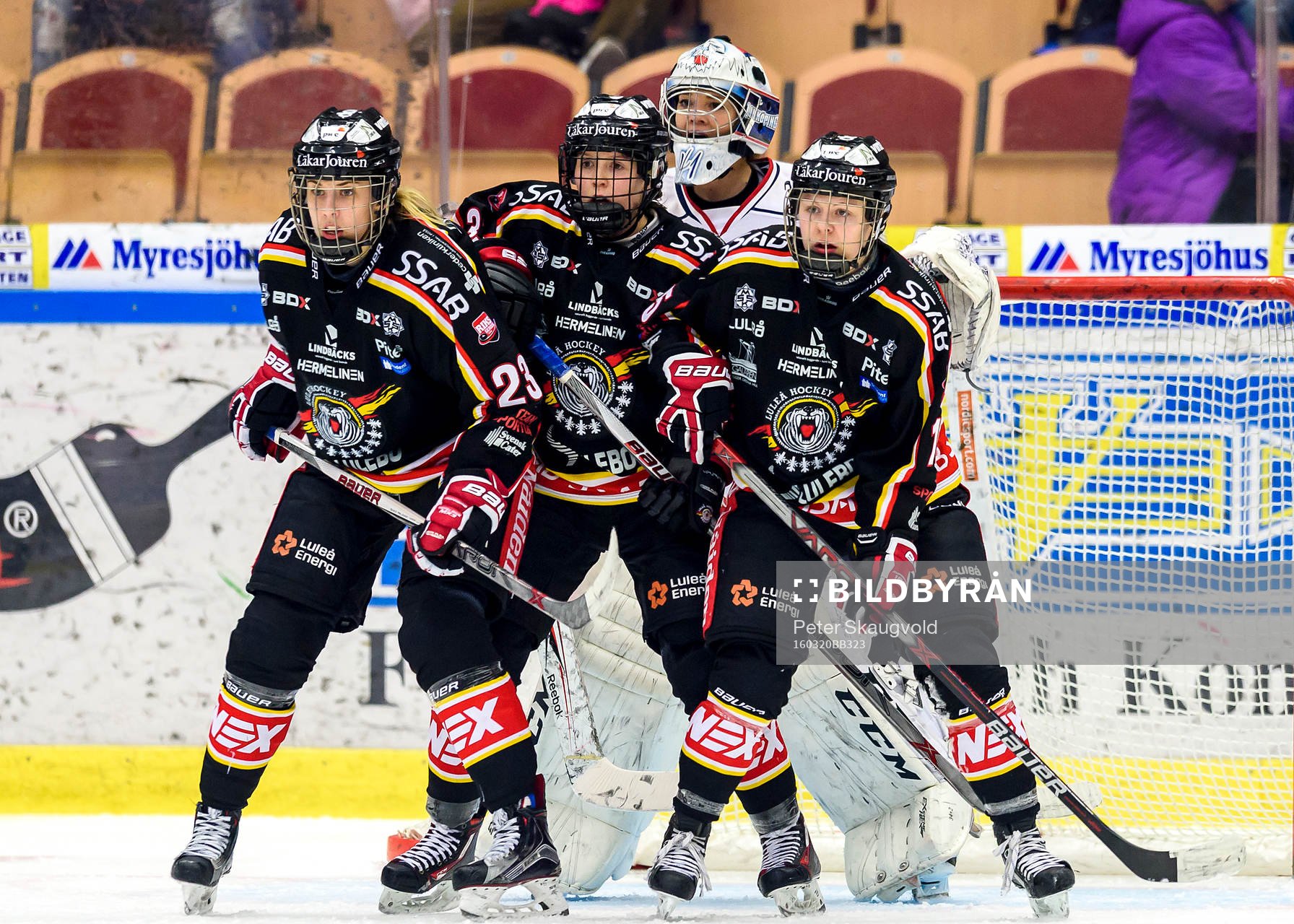3st Luleå spelare står framför Linköpings målvakt