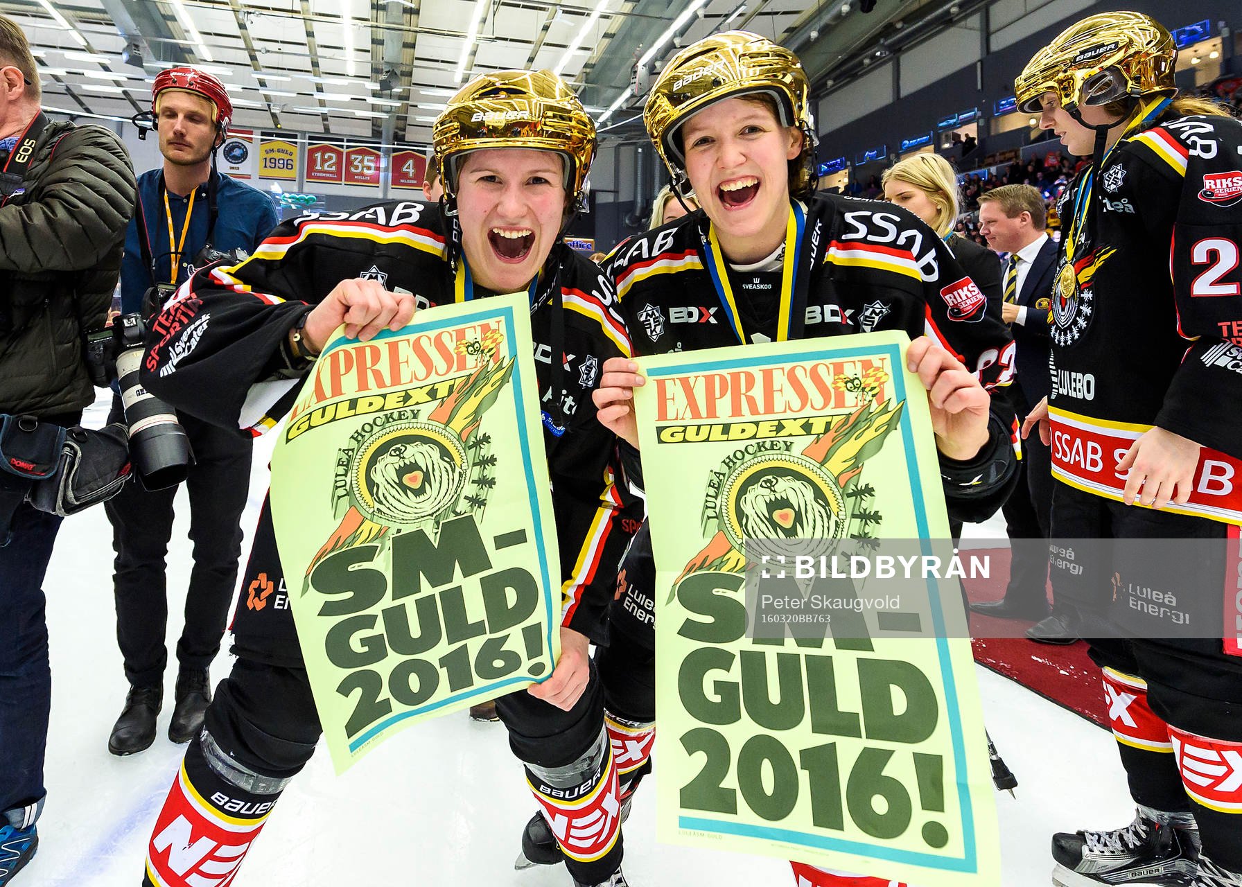Luleås Emma Eliasson och Michelle Karvinen med Expressen