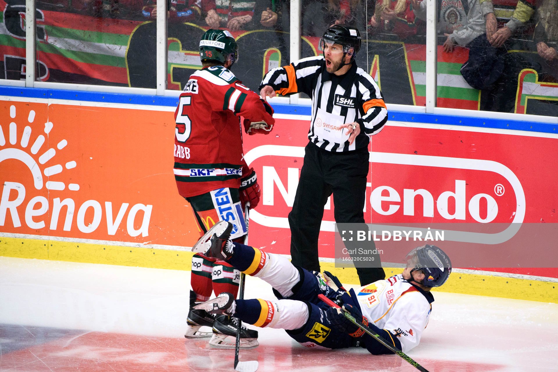 Domare Marcus Linde reagerar mot Frölundas Joey Crabb och