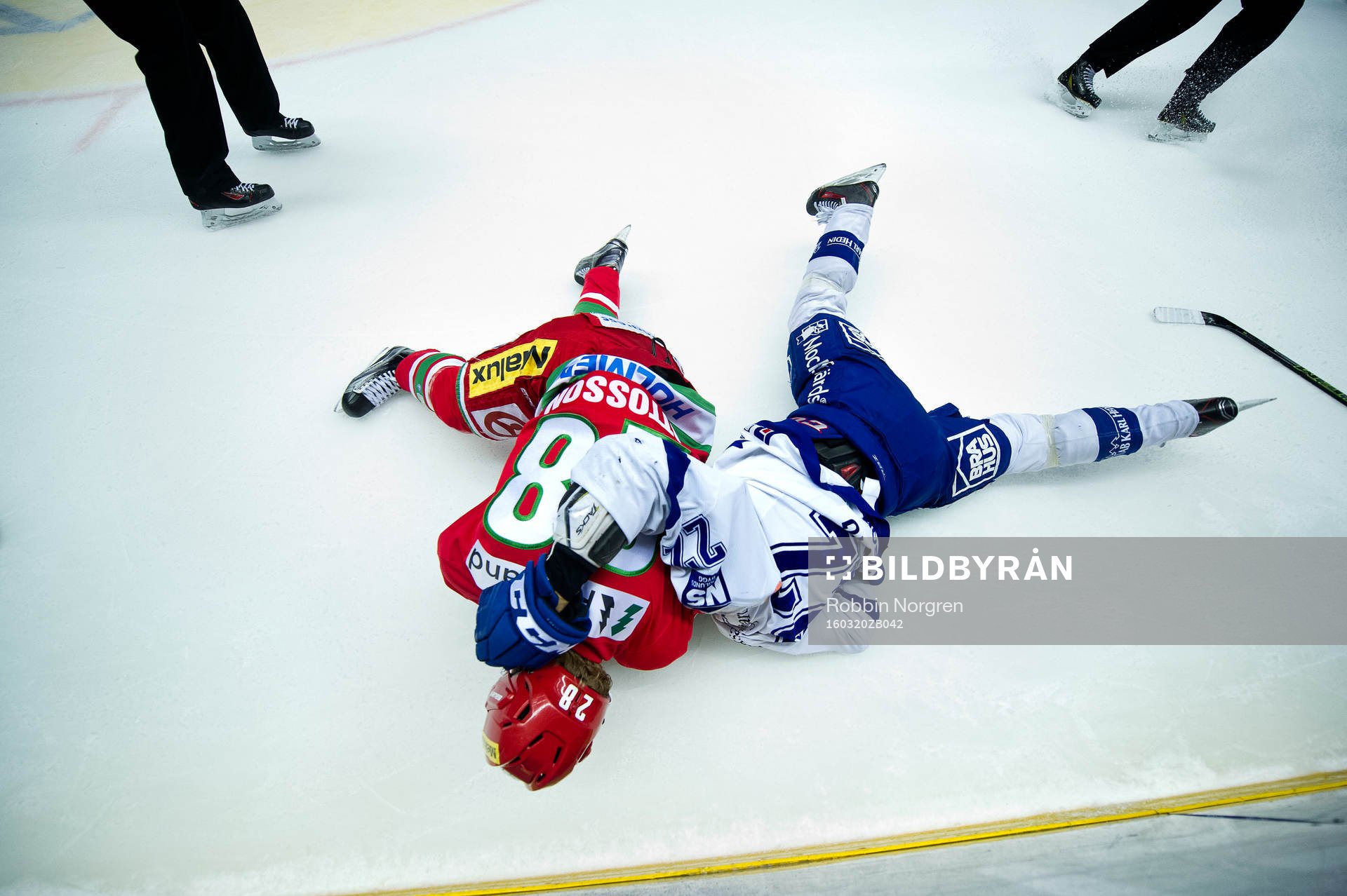 Modos Axel Ottosson och Leksands Martin Grönberg slåss