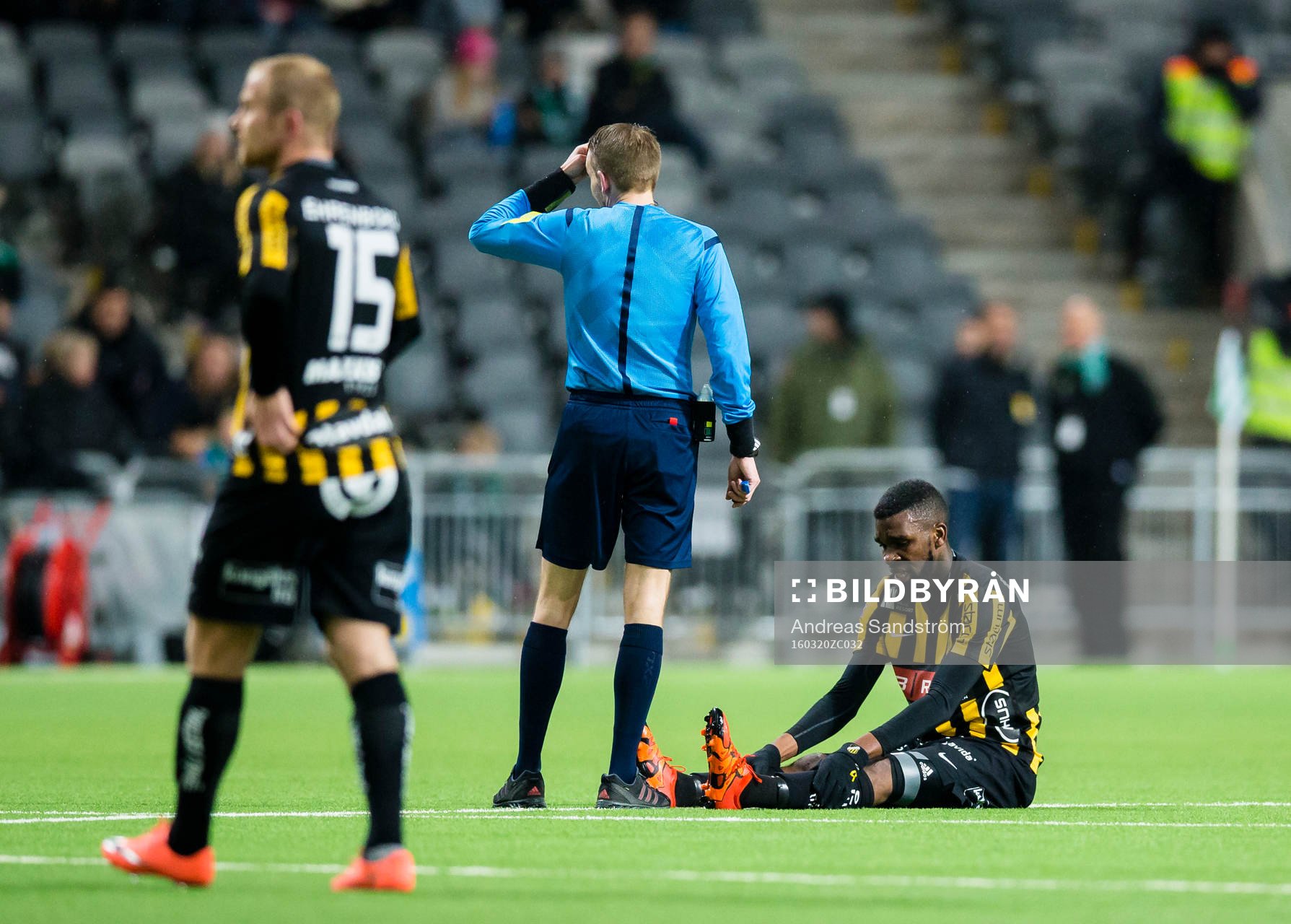 Häckens Tefu Mashamaite ligger på marken