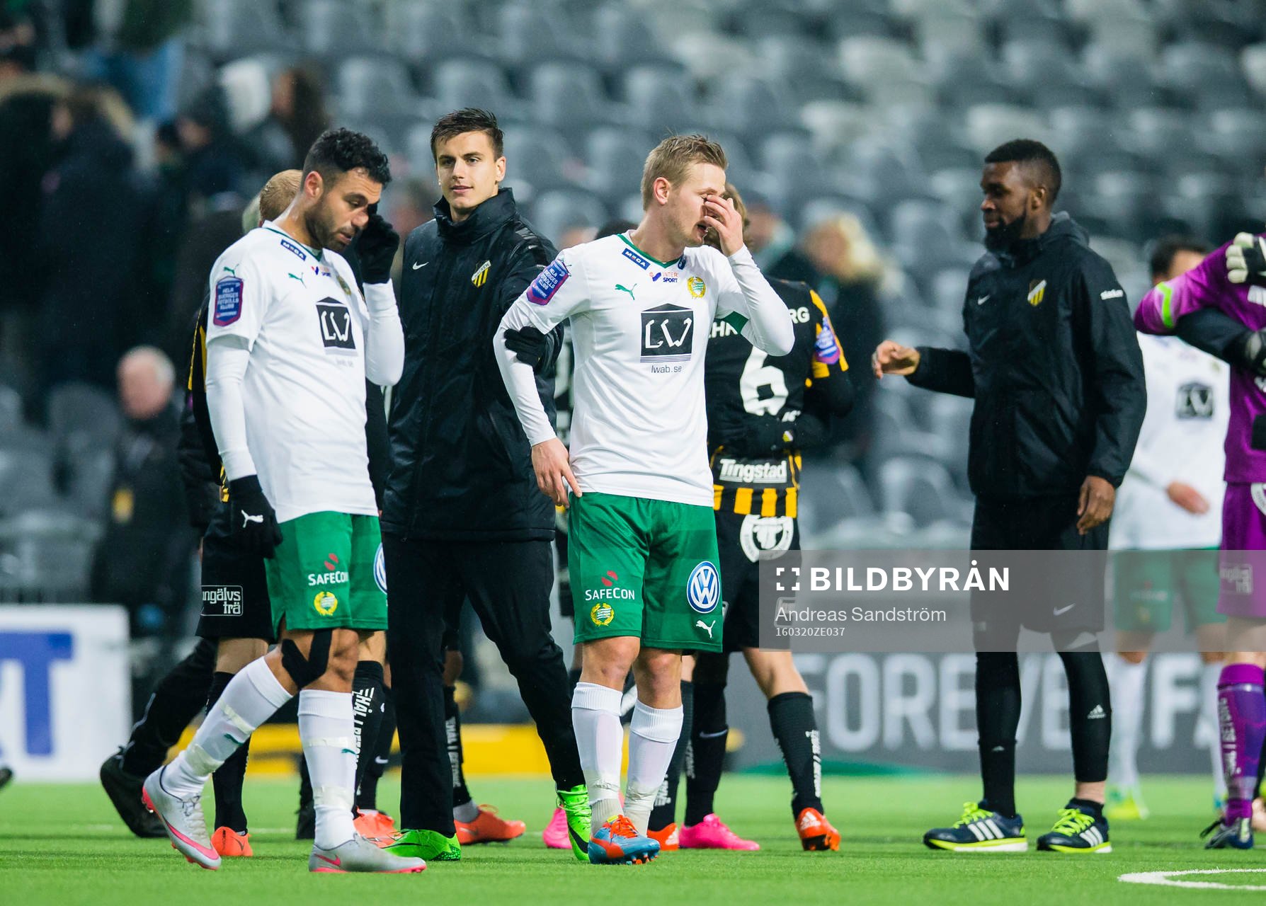 Hammarbys Imad Khalili (h) och Erik Israelsson (v) ser