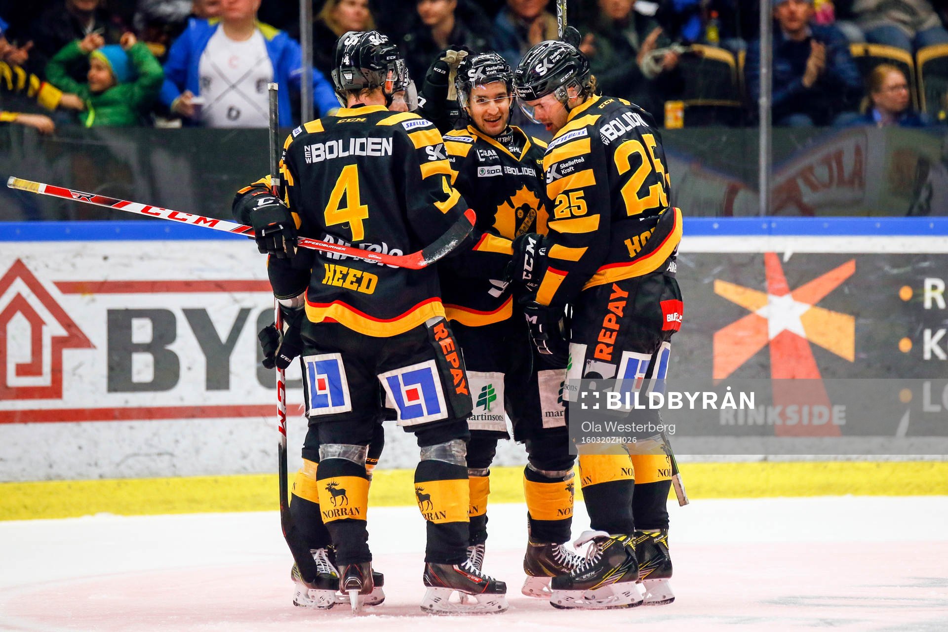 Skellefteås Andrew Calof jublar med lagkamraterna